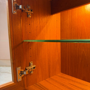 Kleine Vitrine mit Beleuchtung & neuen Chromfüßen von Dyrlund