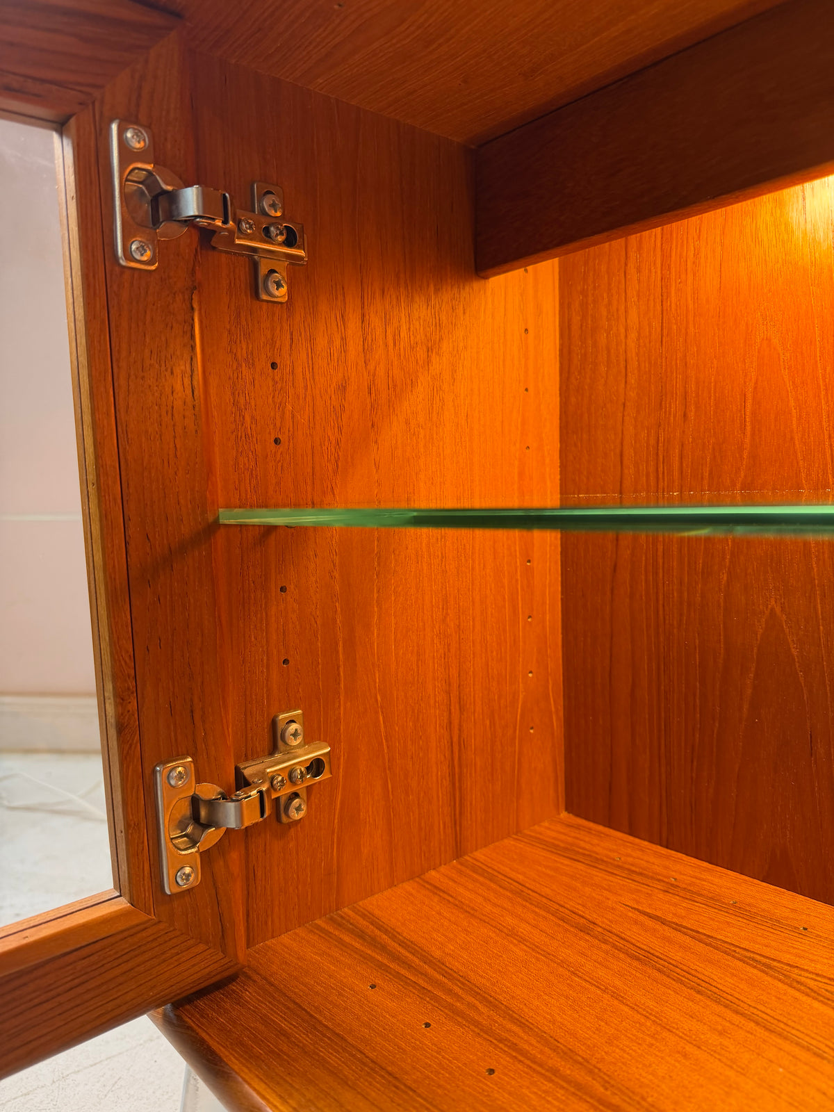 Kleine Vitrine mit Beleuchtung & neuen Chromfüßen von Dyrlund
