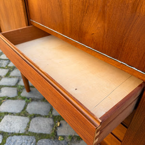 Highboard Teak mit Klappfach & Schiebetüren auf Dänemark