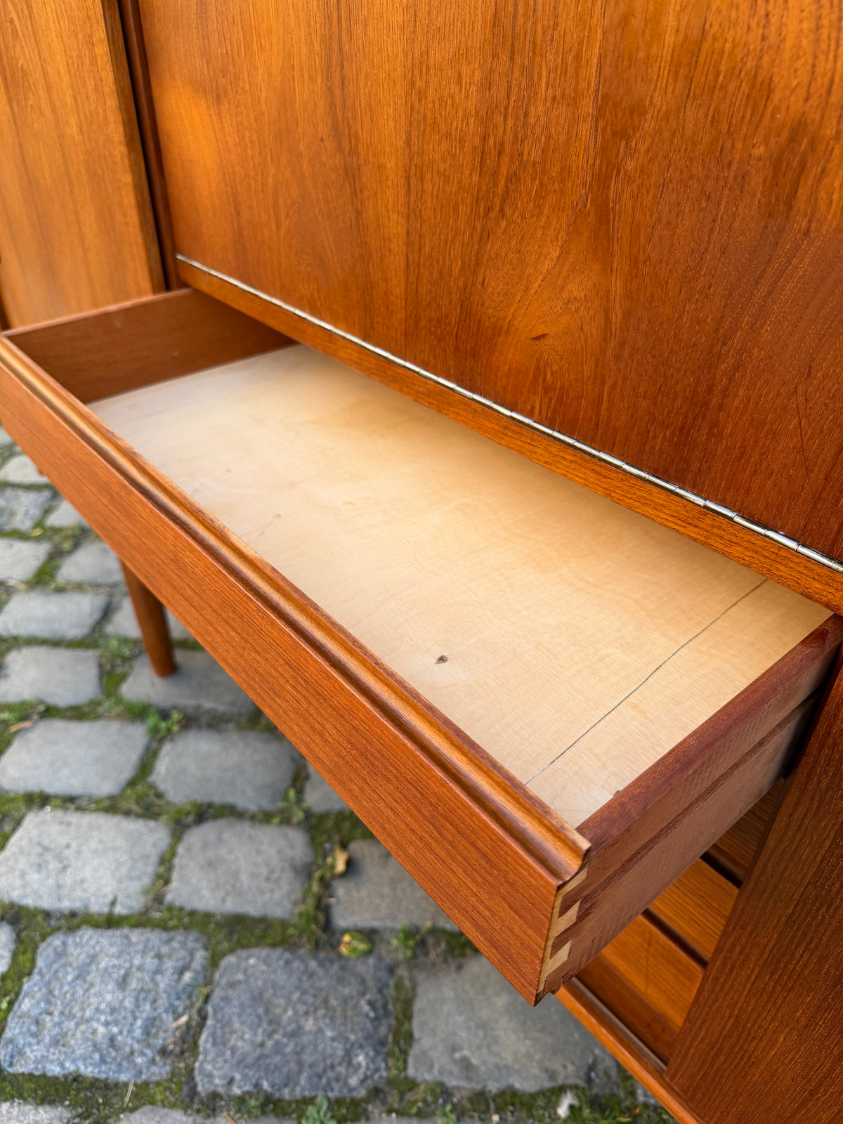 Highboard Teak mit Klappfach & Schiebetüren auf Dänemark