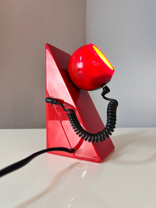 Tischlampe rot mit magnetischem Kugelkopf von Brilliant Leuchten