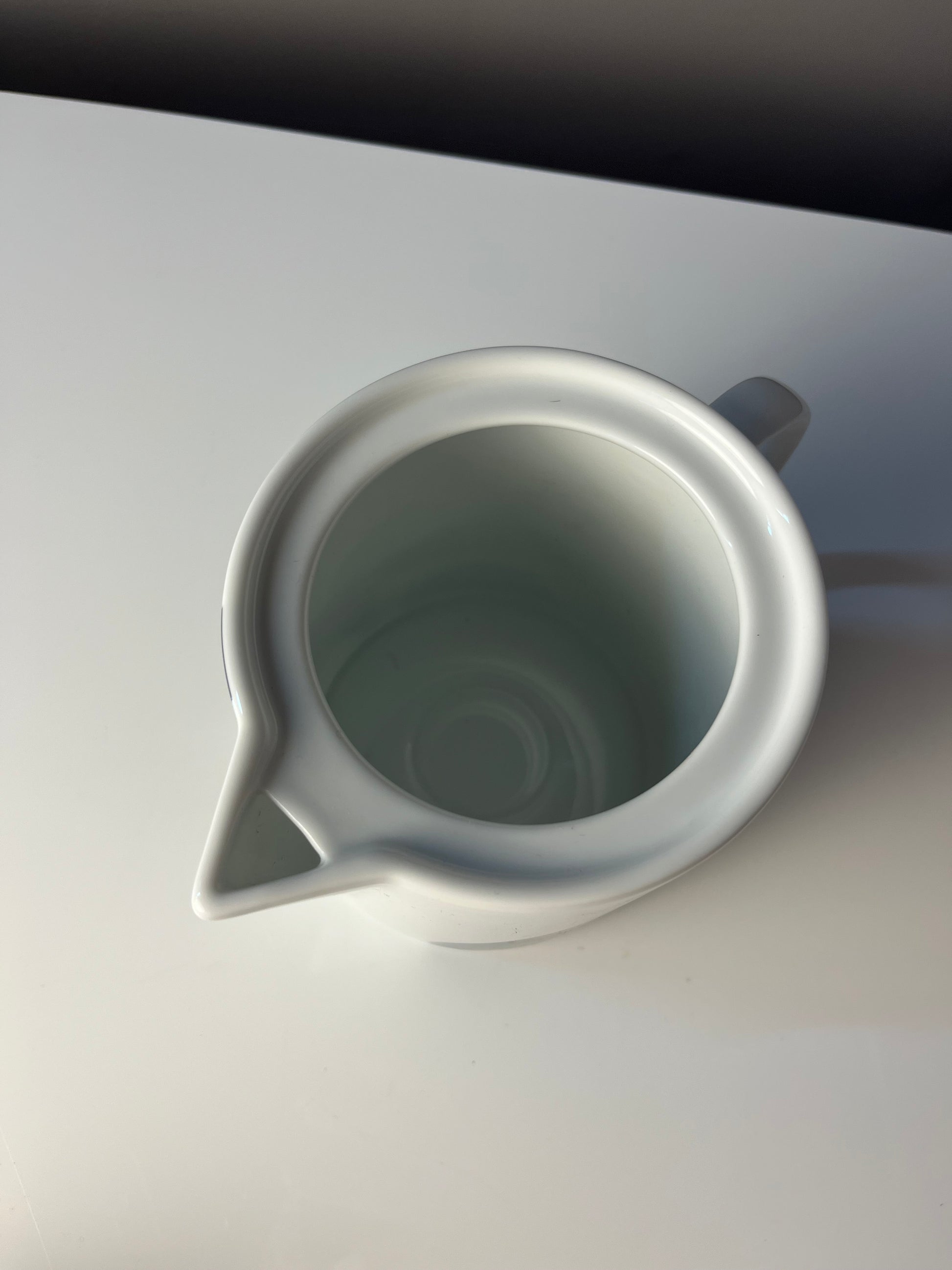 Teekanne dunkelblau weiß mit "Geometry 1" Print von Verner Panton für Menu