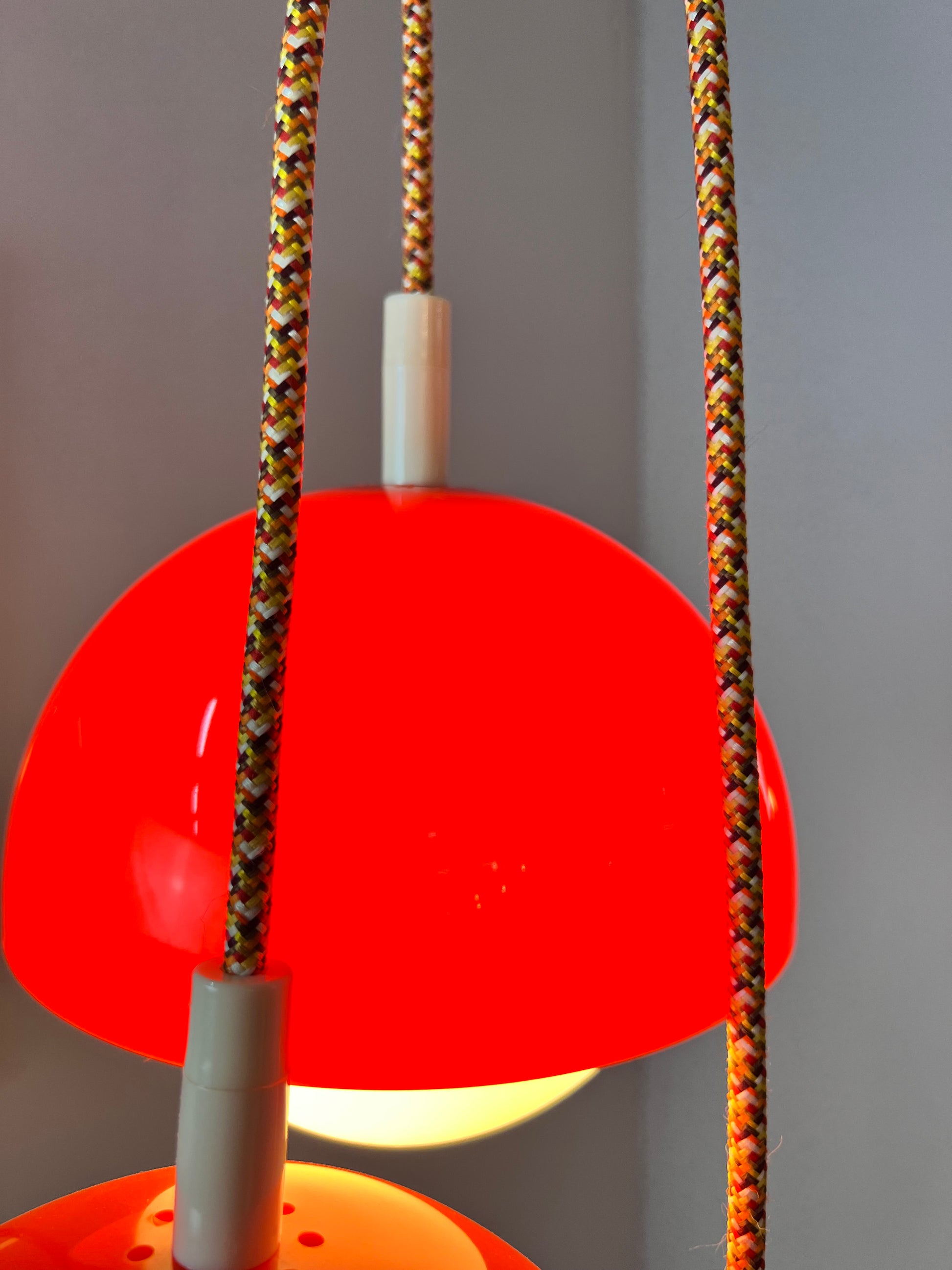 Hängelampe rot weiß Opalglas Kunststoff