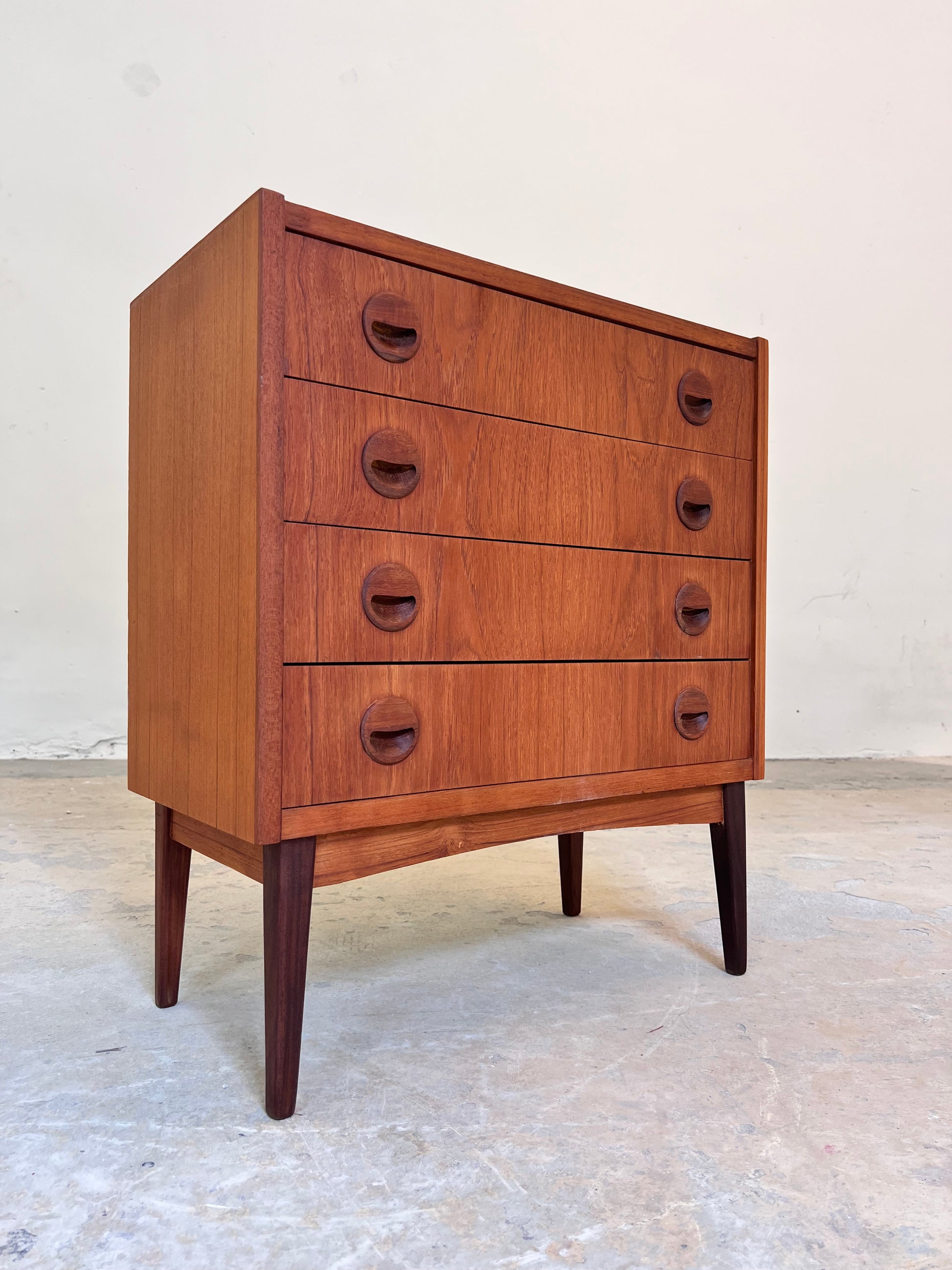 Kommode Teak mit runden Griffmulden aus Dänemark