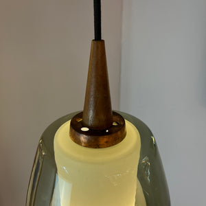Hängelampe mit Rauchglas-Überschirm und Opalglaseinsatz und Teak Applikationen