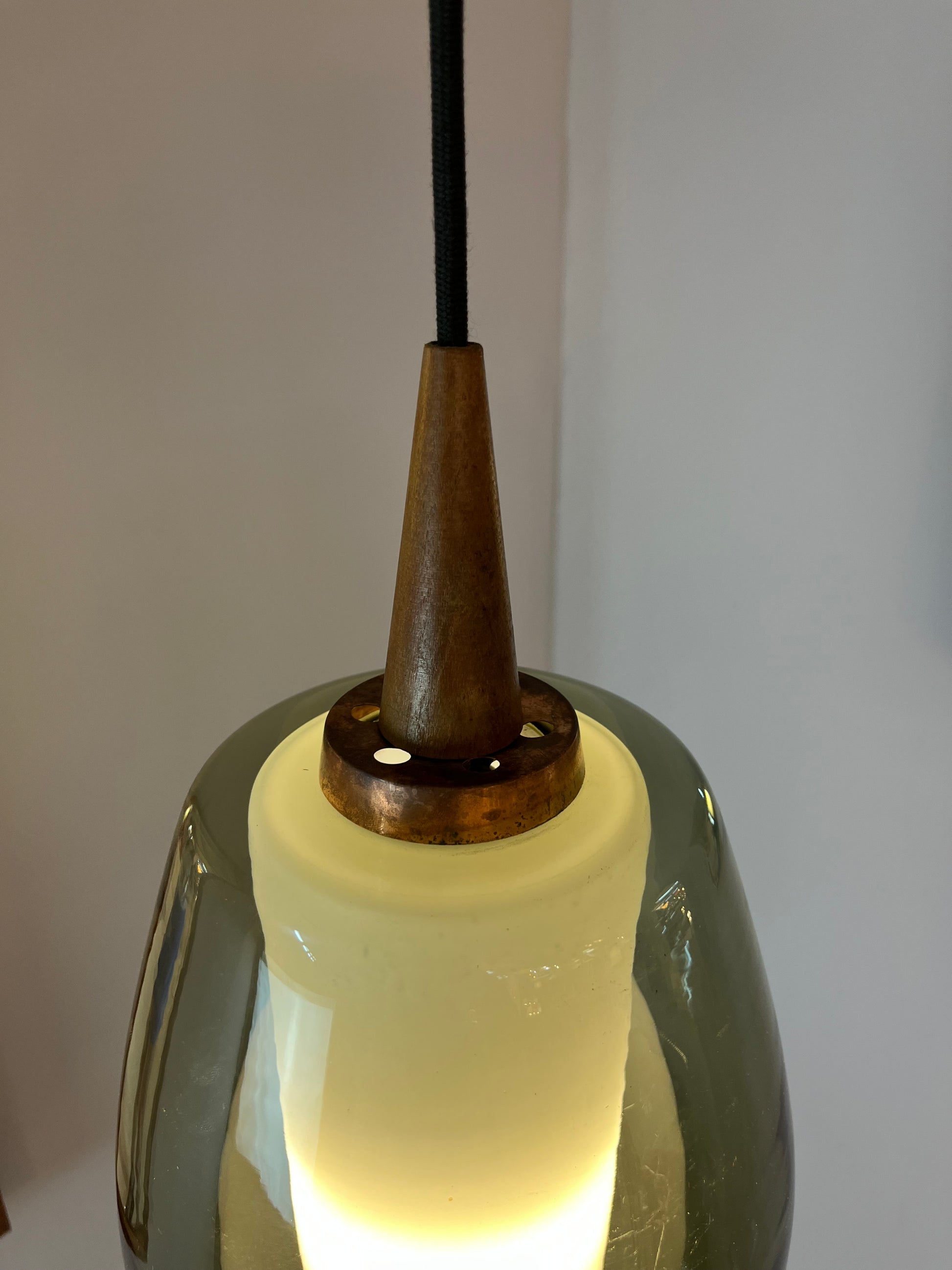 Hängelampe mit Rauchglas-Überschirm und Opalglaseinsatz und Teak Applikationen