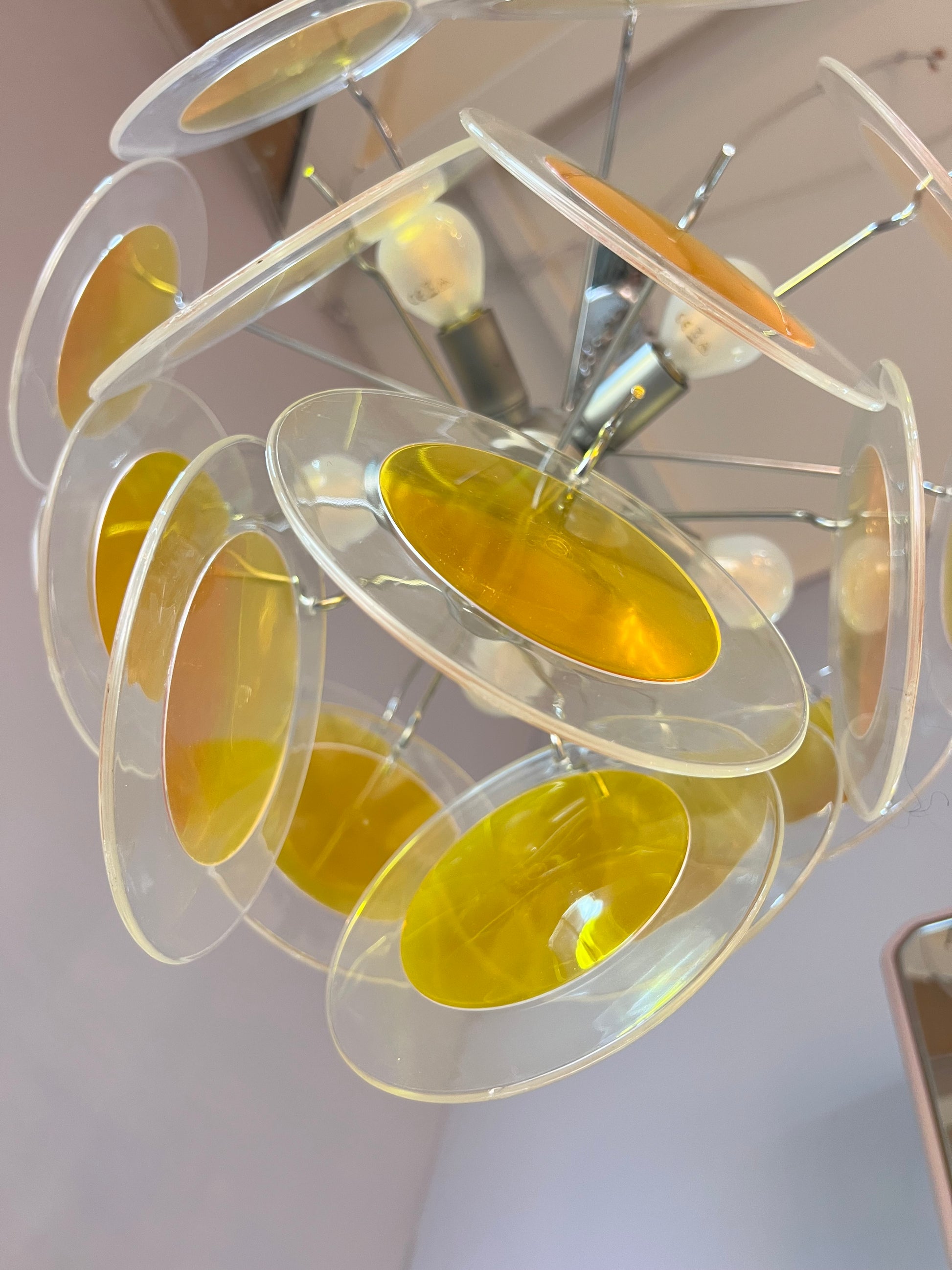 Kronleuchter gelb silber mit Plexiglas-Scheiben