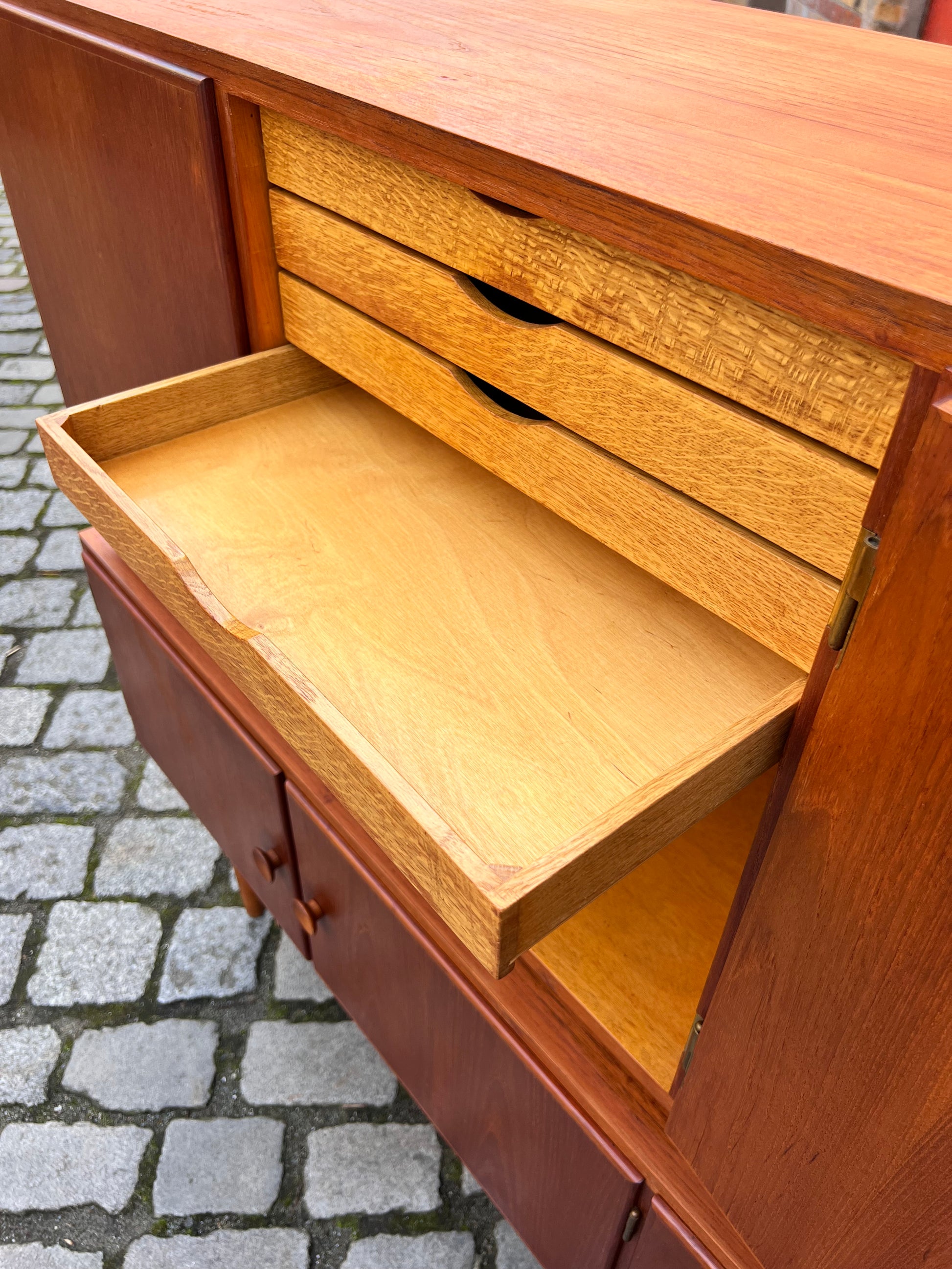Highboard Teak mit runden Griffen