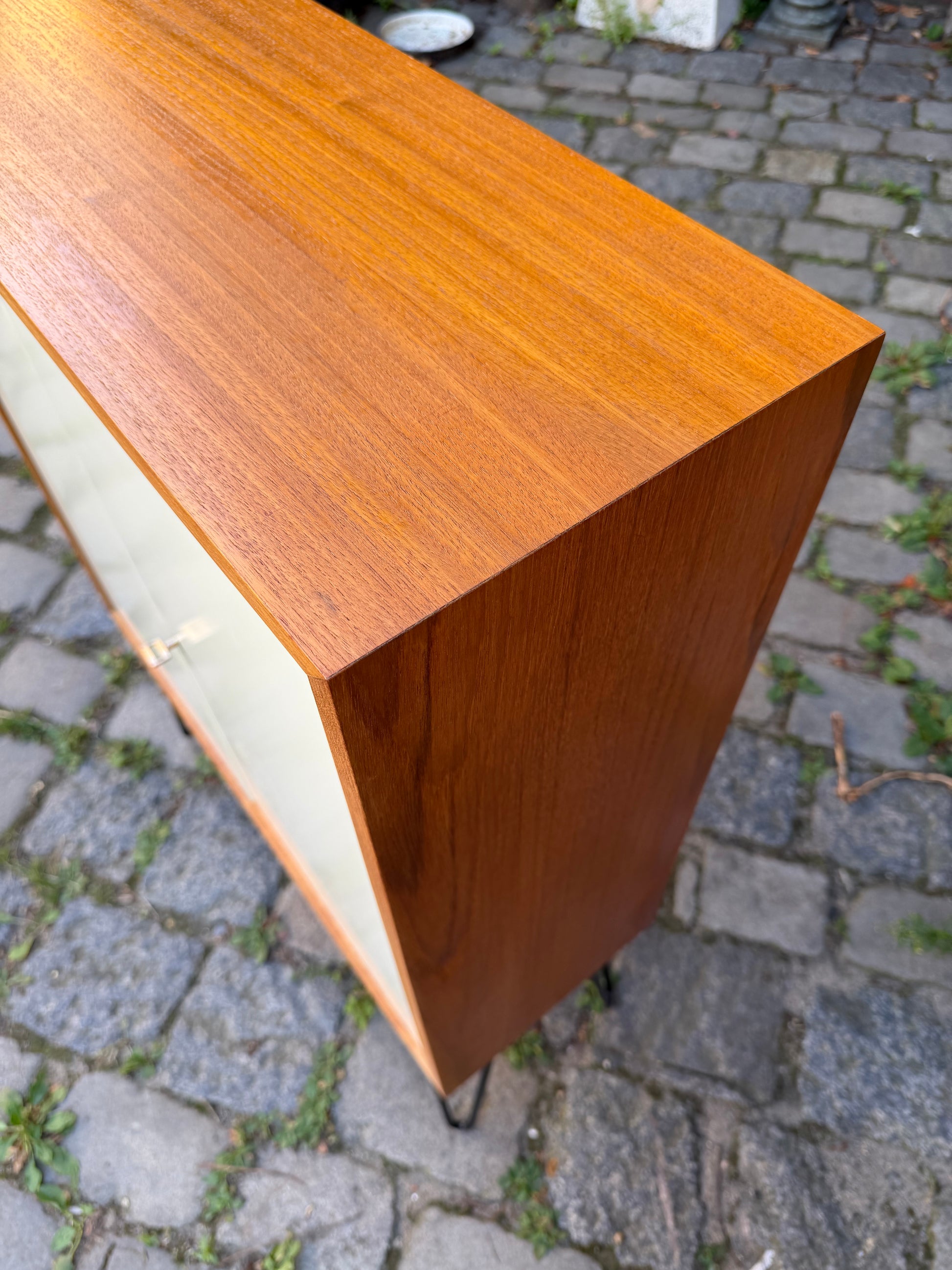 Schrank mit Schloss & neuen Hairpinlegs