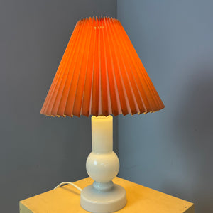 Tischlampe weiß Glas mit rosa Schirm