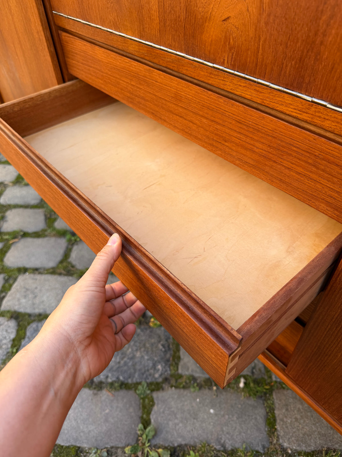 Highboard Teak mit Klappfach & Schiebetüren auf Dänemark