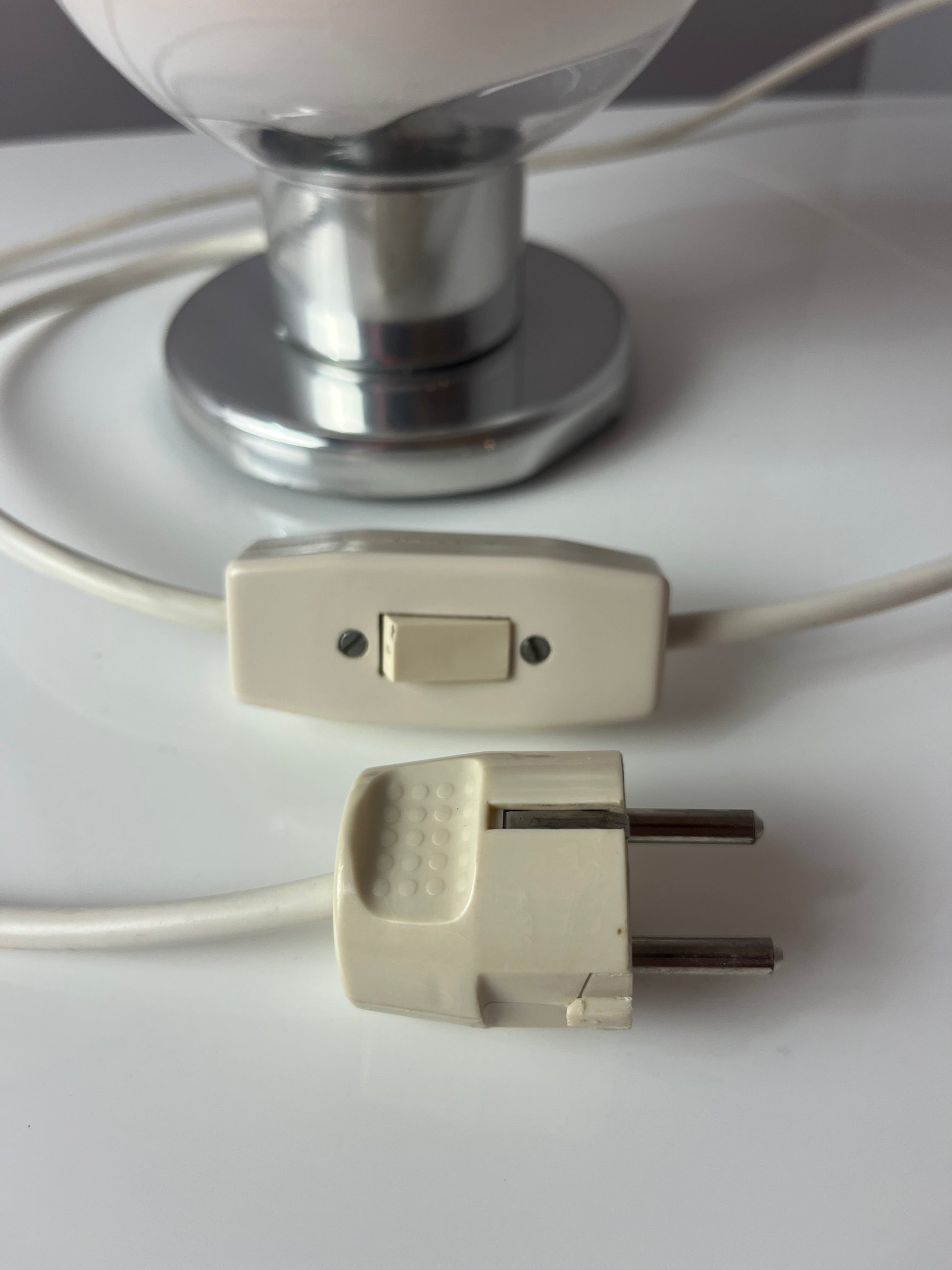 Tischlampe weiß orange Glas Chrom von Doria