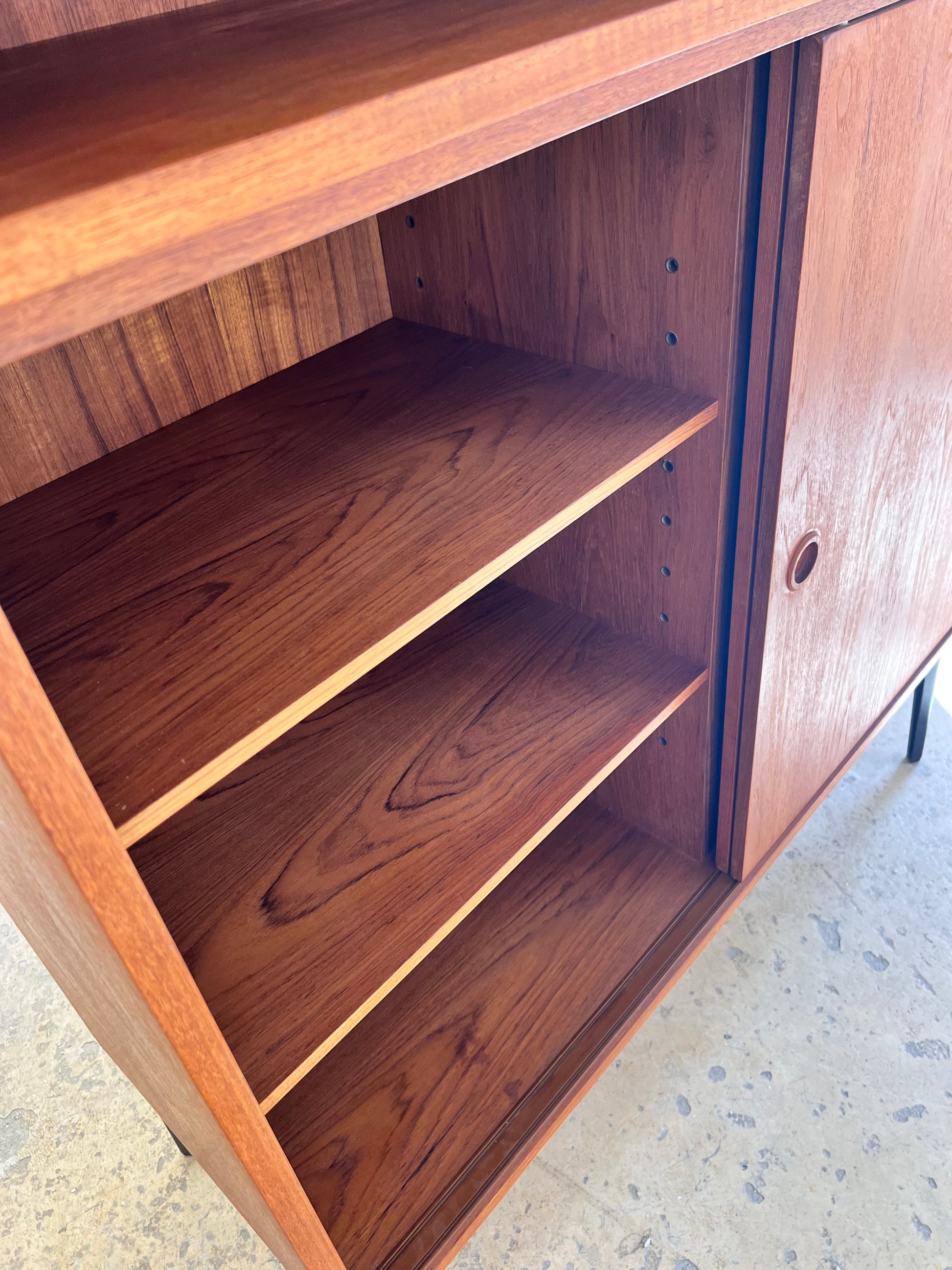 Schrank Teak mit Schiebetüren aus Dänemark