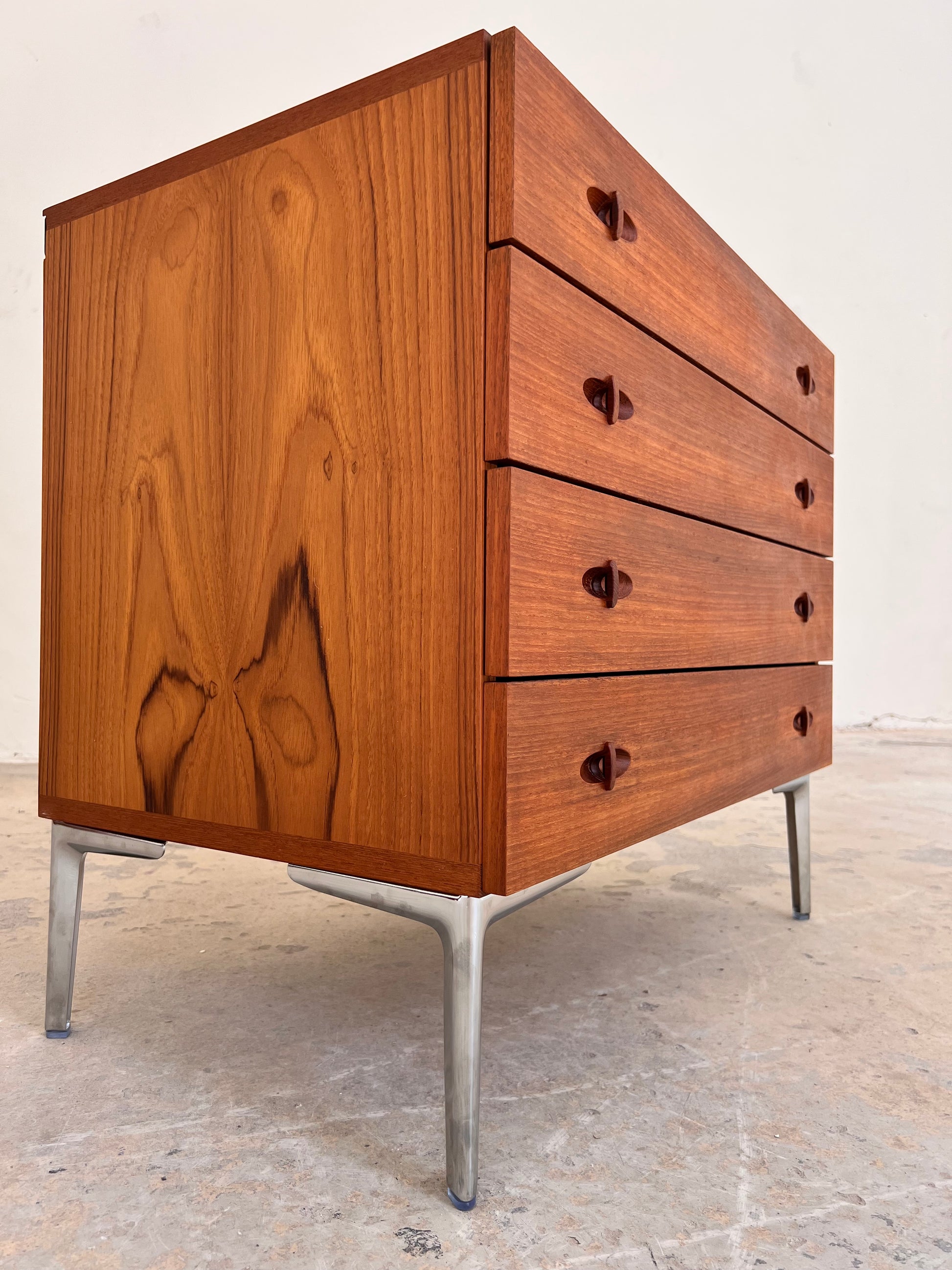 Kommode Teak mit neuen Chromfüßen von H. W. Klein für Bramin