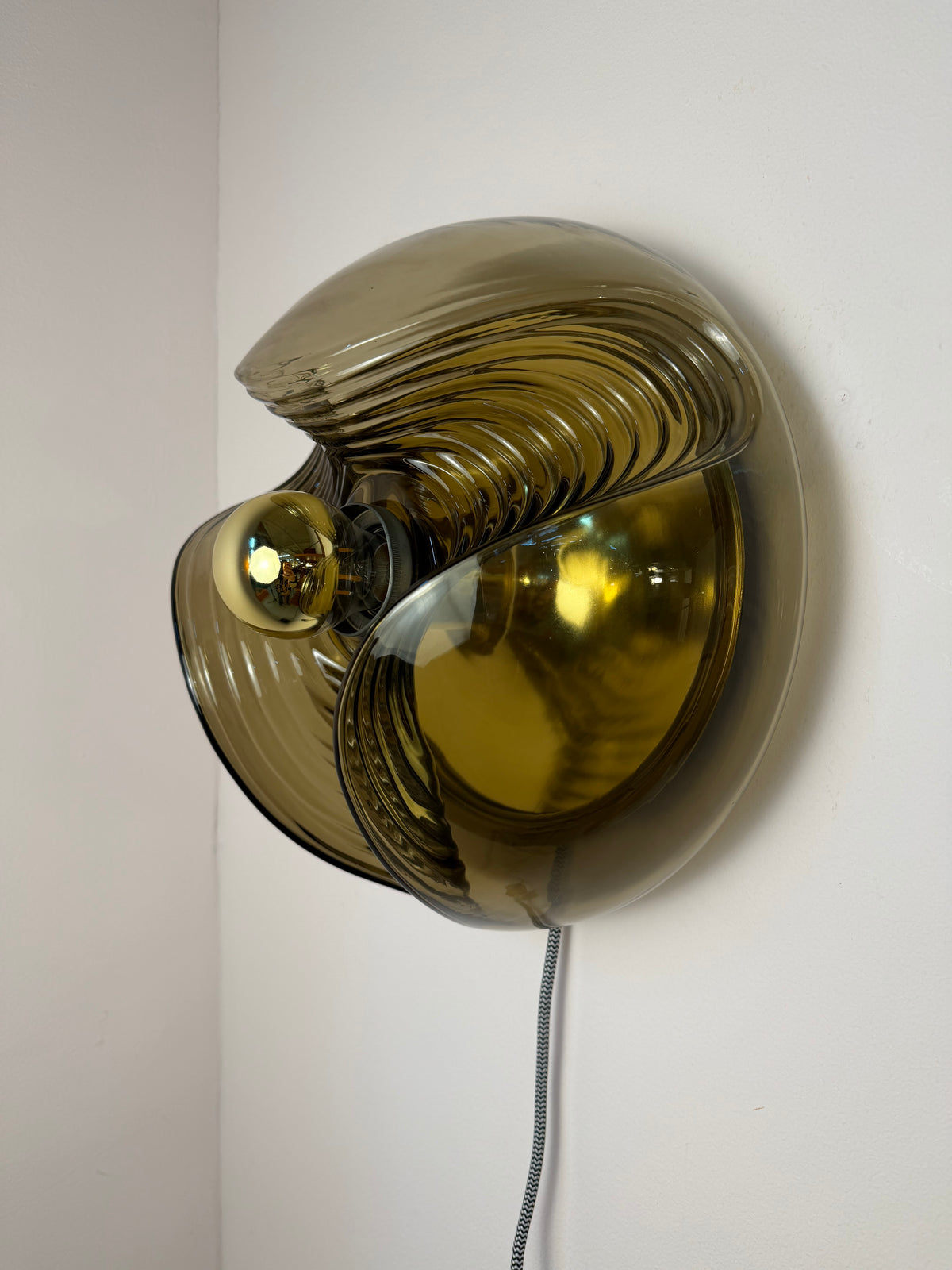 Große Wandlampe Futura Rauchglas Messing von Koch & Lowy für Peill & Putzler