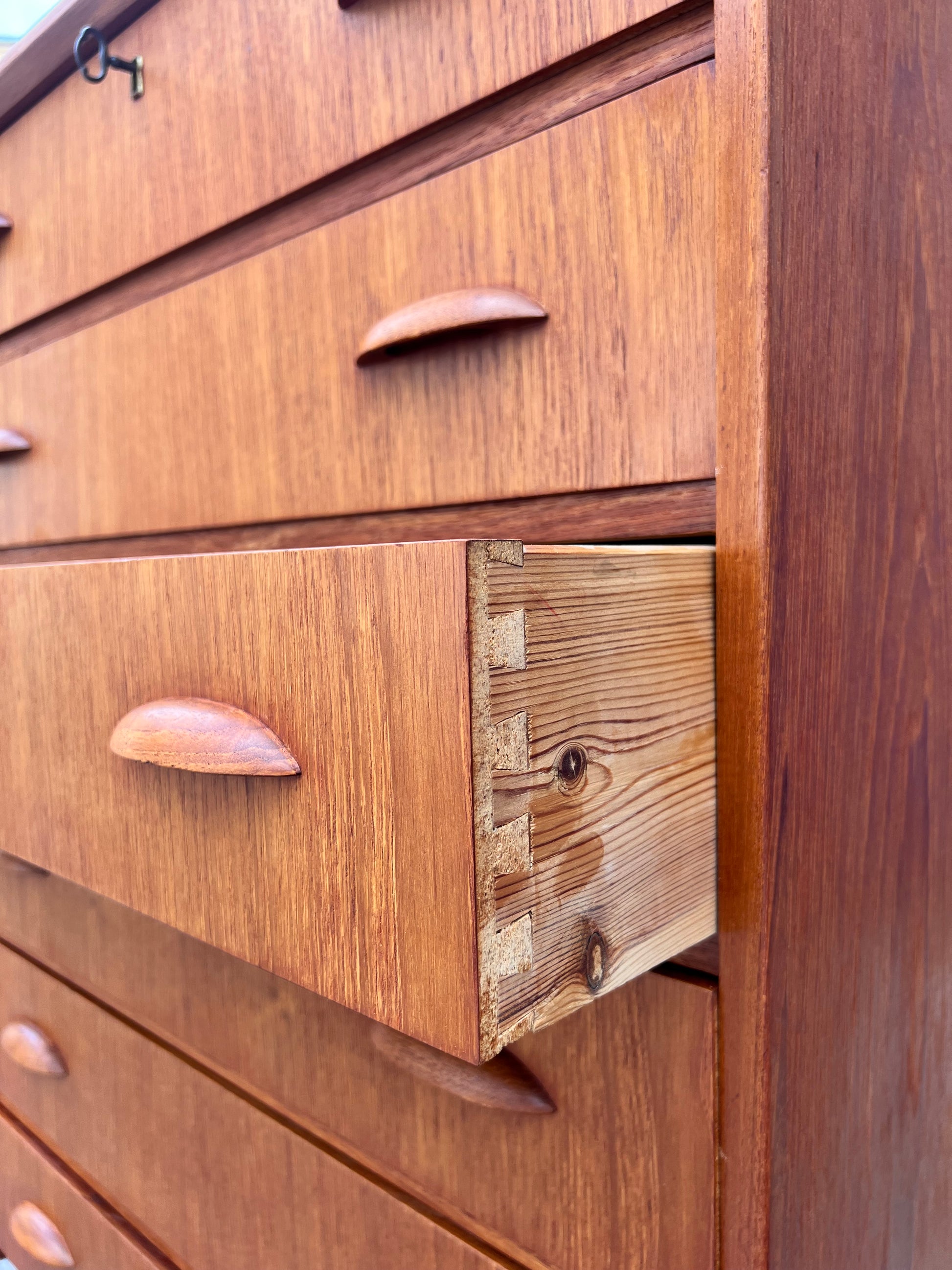 Kommode Teak mit Muschelgriffen aus Dänemark