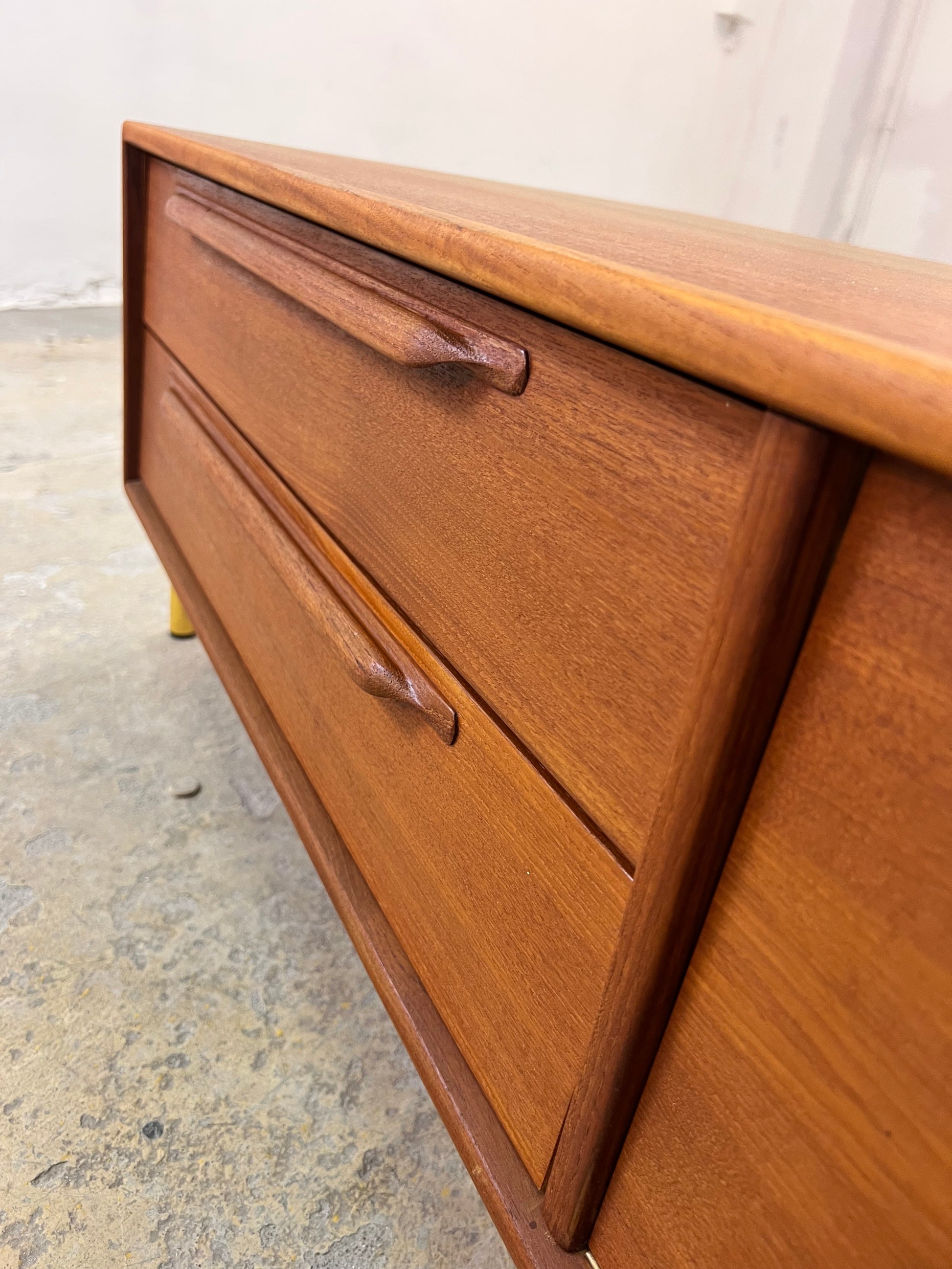 Lowboard Teak mit neuen Metallbeinen von rt Möbel