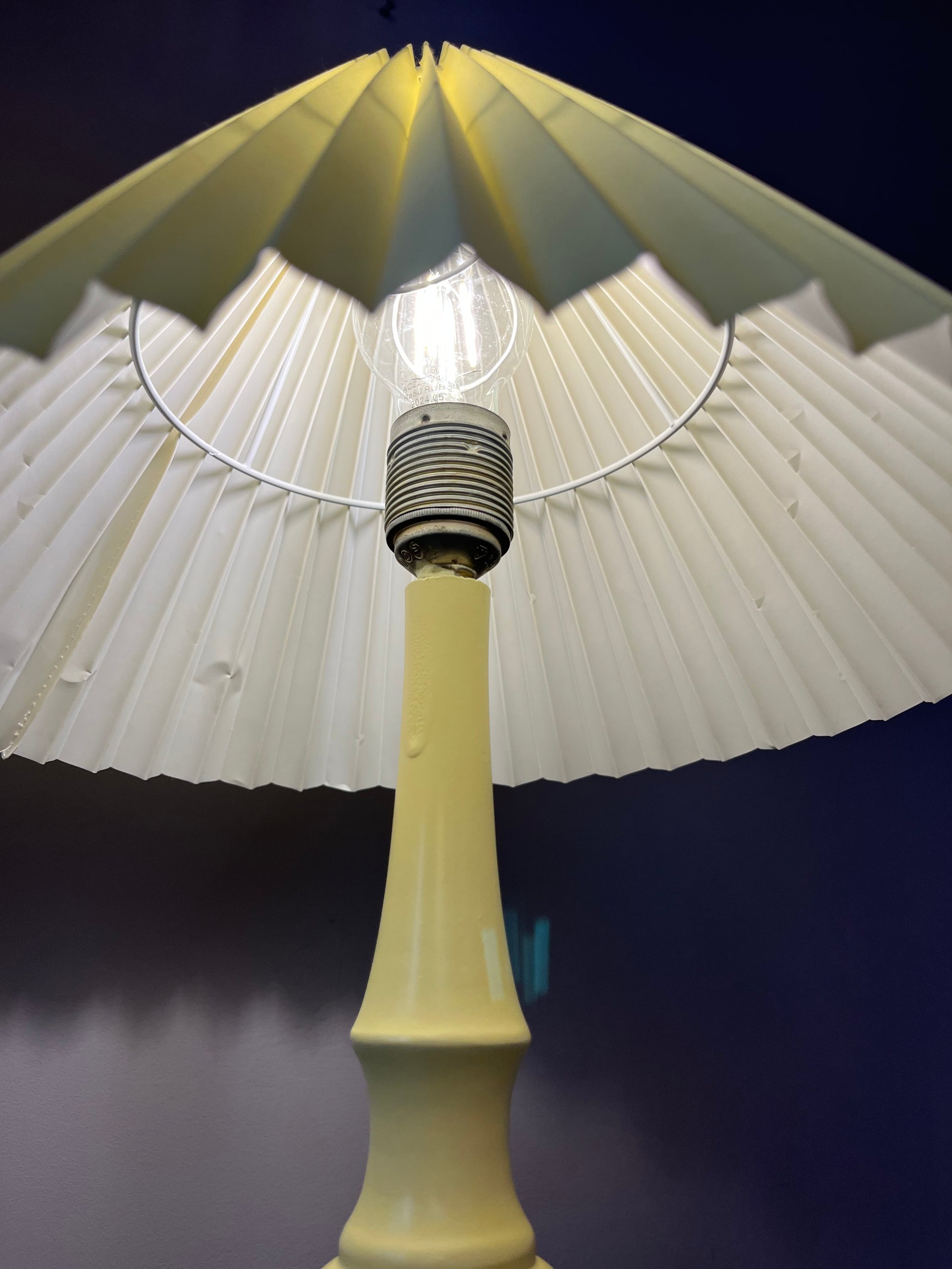 Tischlampe butteryellow neu lackiert