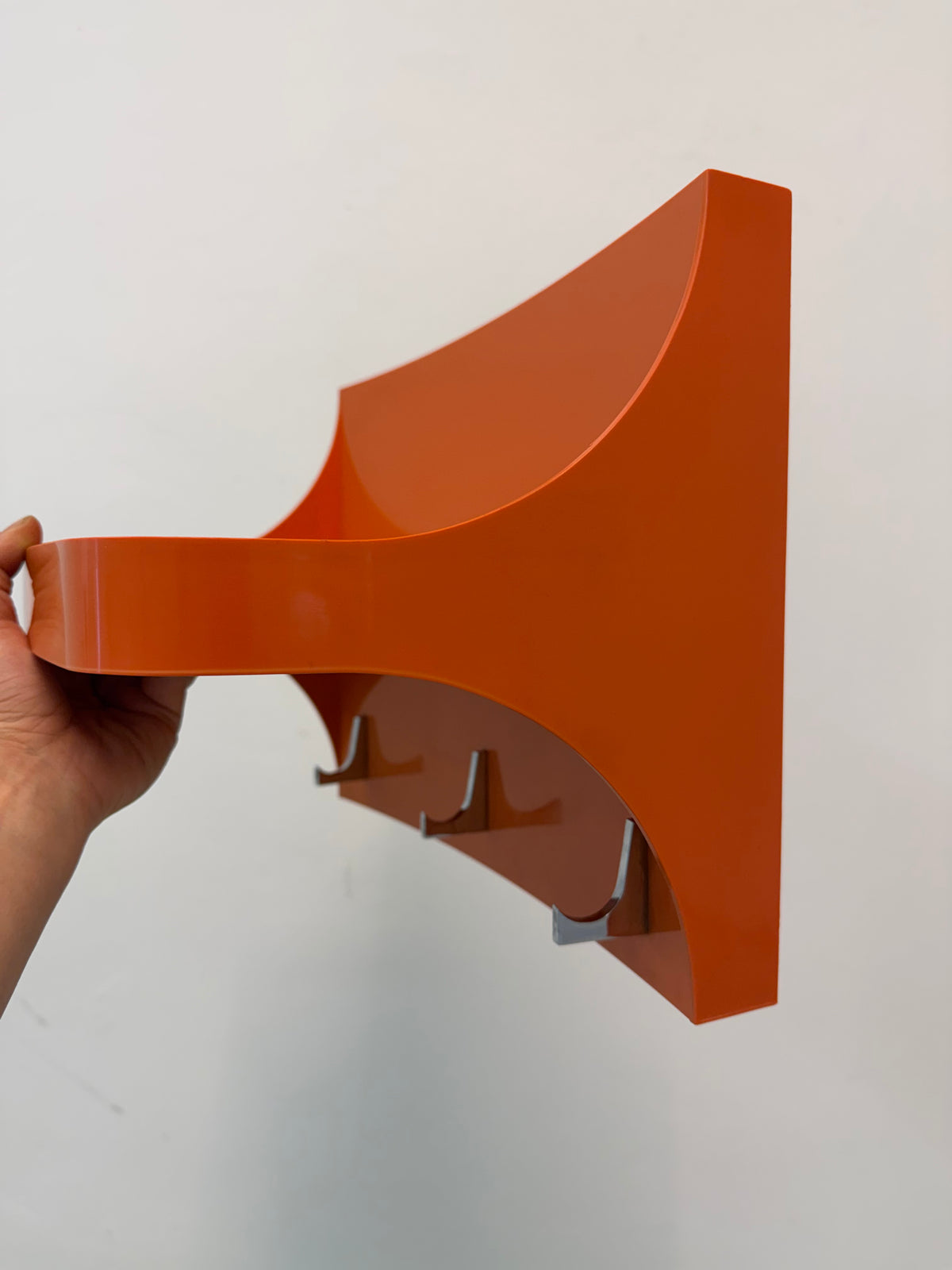 Wandregal orange Kunststoff mit Garderobenhaken