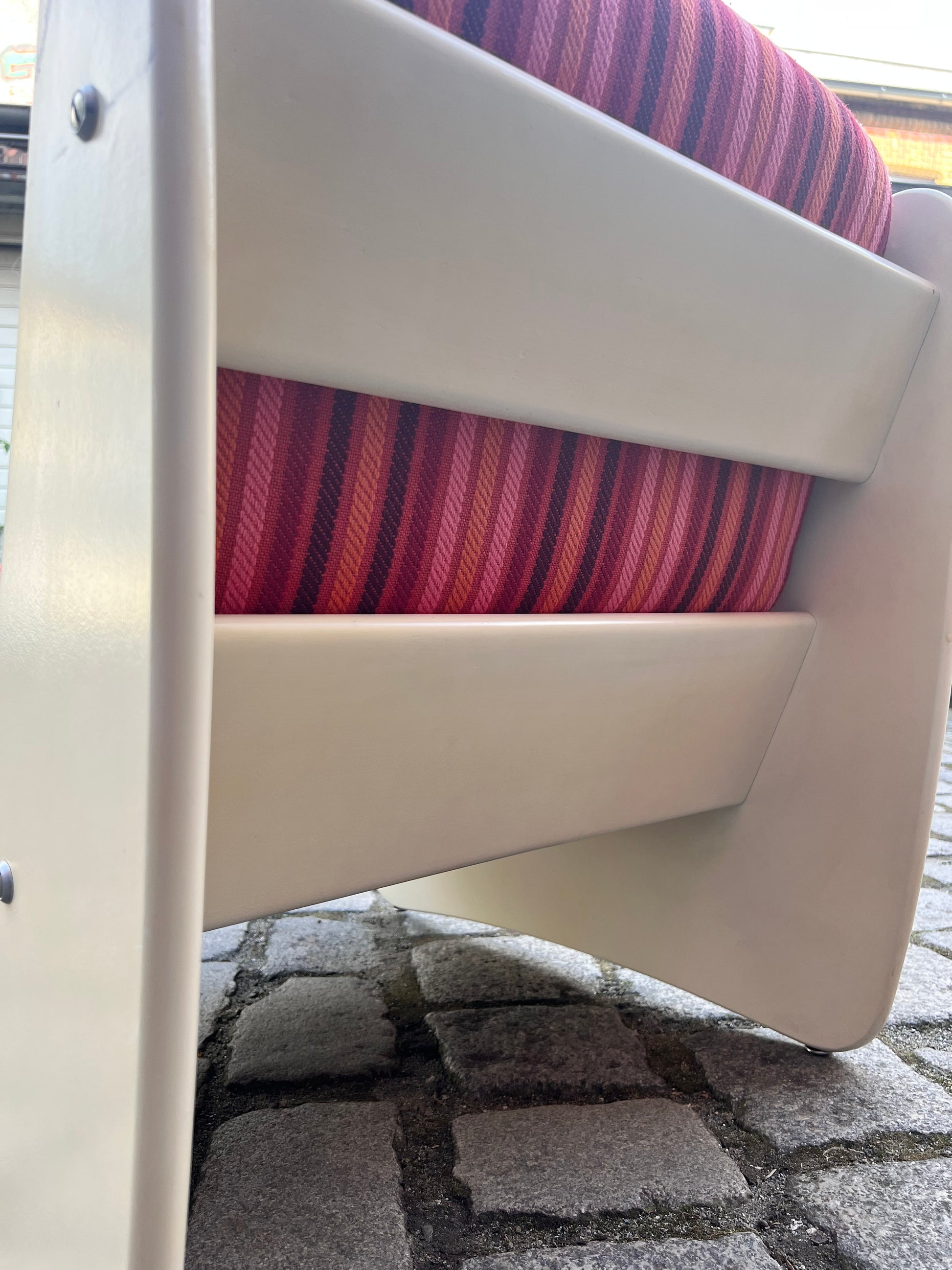 Sessel 70er pink gestreift