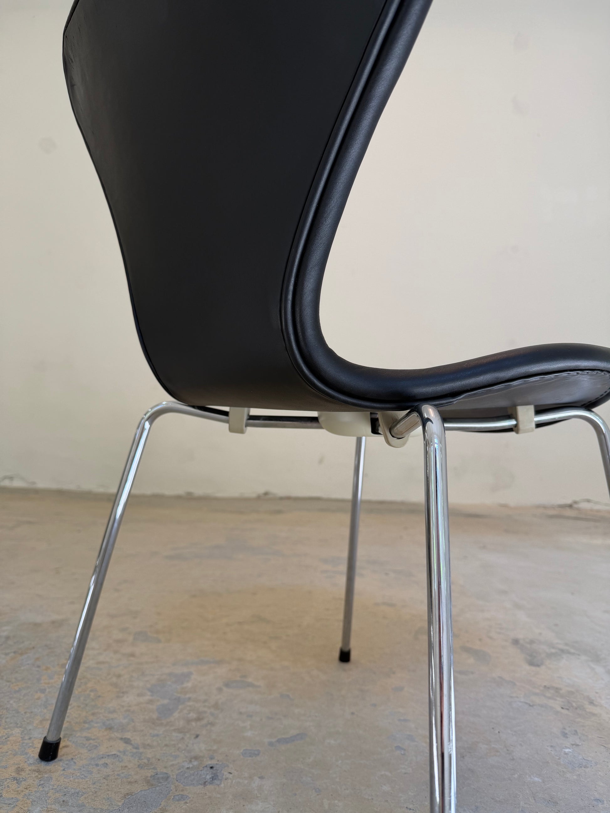 Polsterstuhl Serie 7 schwarz Echtleder von Arne Jacobsen für Fritz Hansen