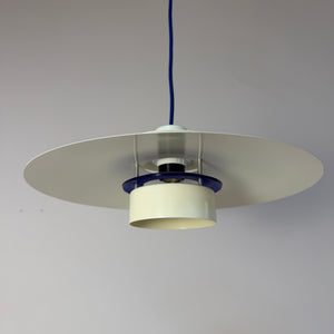 Lammellenlampe weiß mit blauem Akzent aus Dänemark