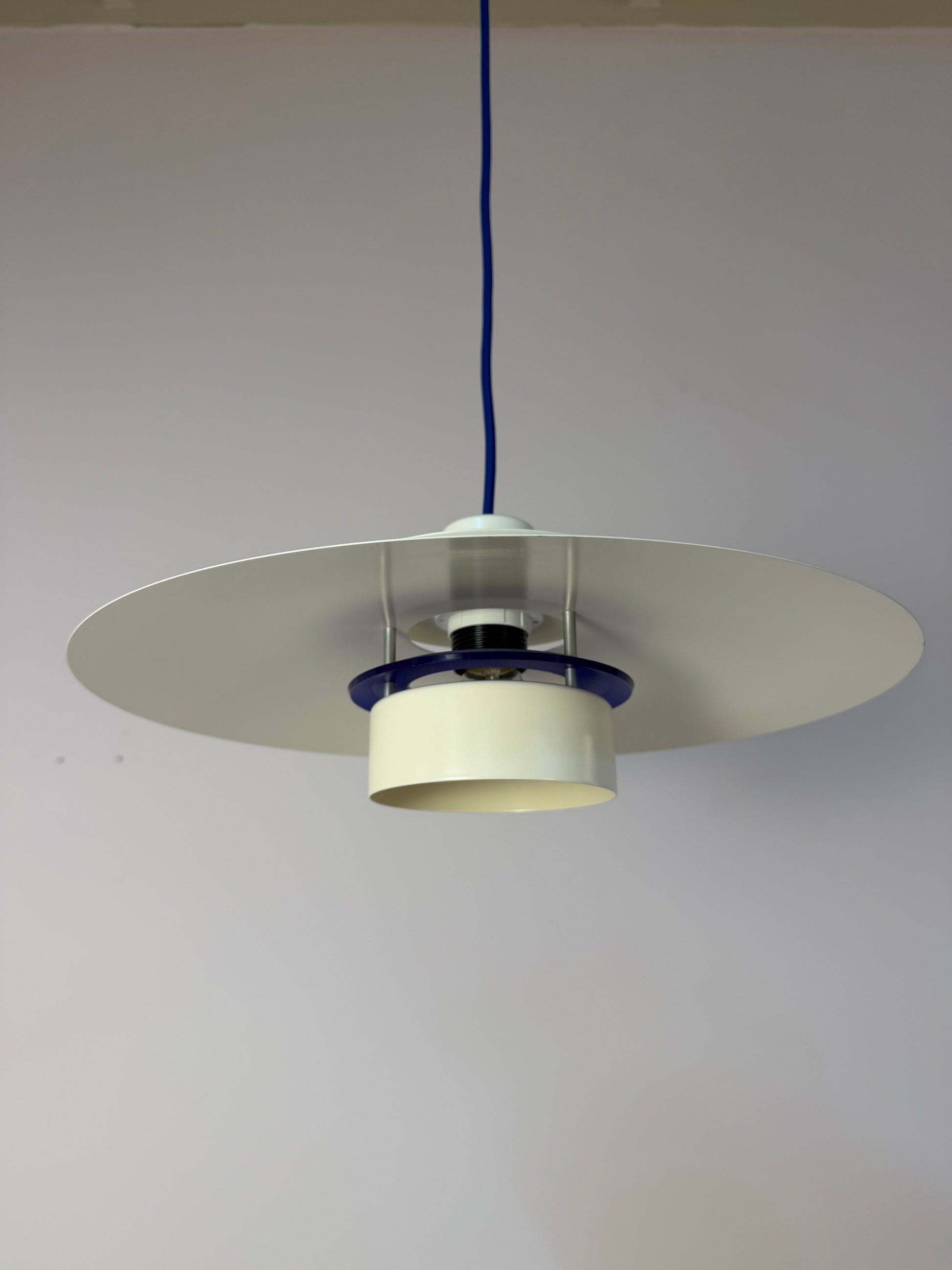 Lammellenlampe weiß mit blauem Akzent aus Dänemark
