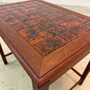 Beistelltisch Teak mit orange gescheckten Fliesen