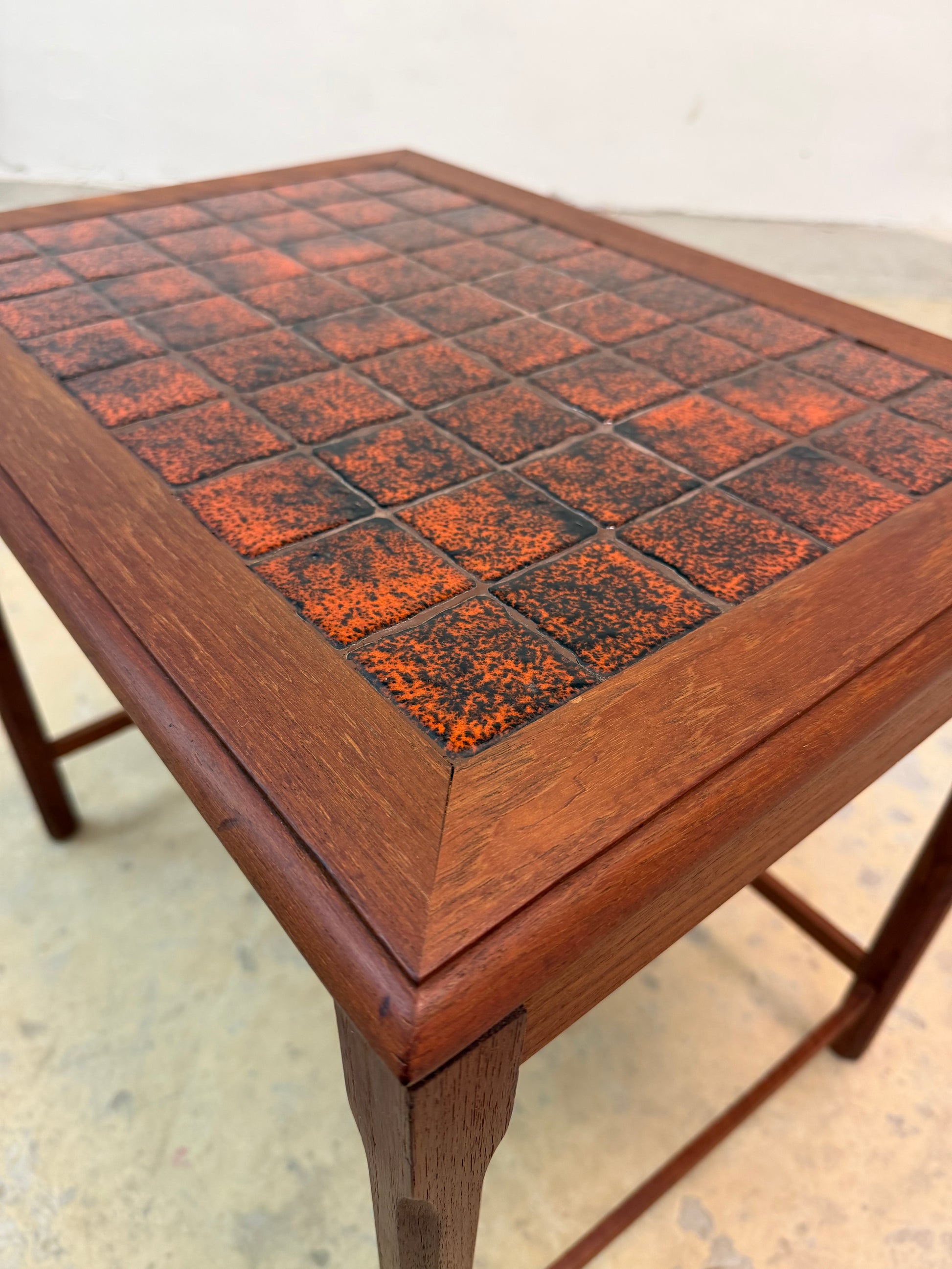 Beistelltisch Teak mit orange gescheckten Fliesen