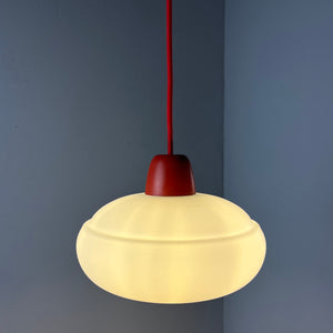 Hängelampe weiß mit rotem Abschluss