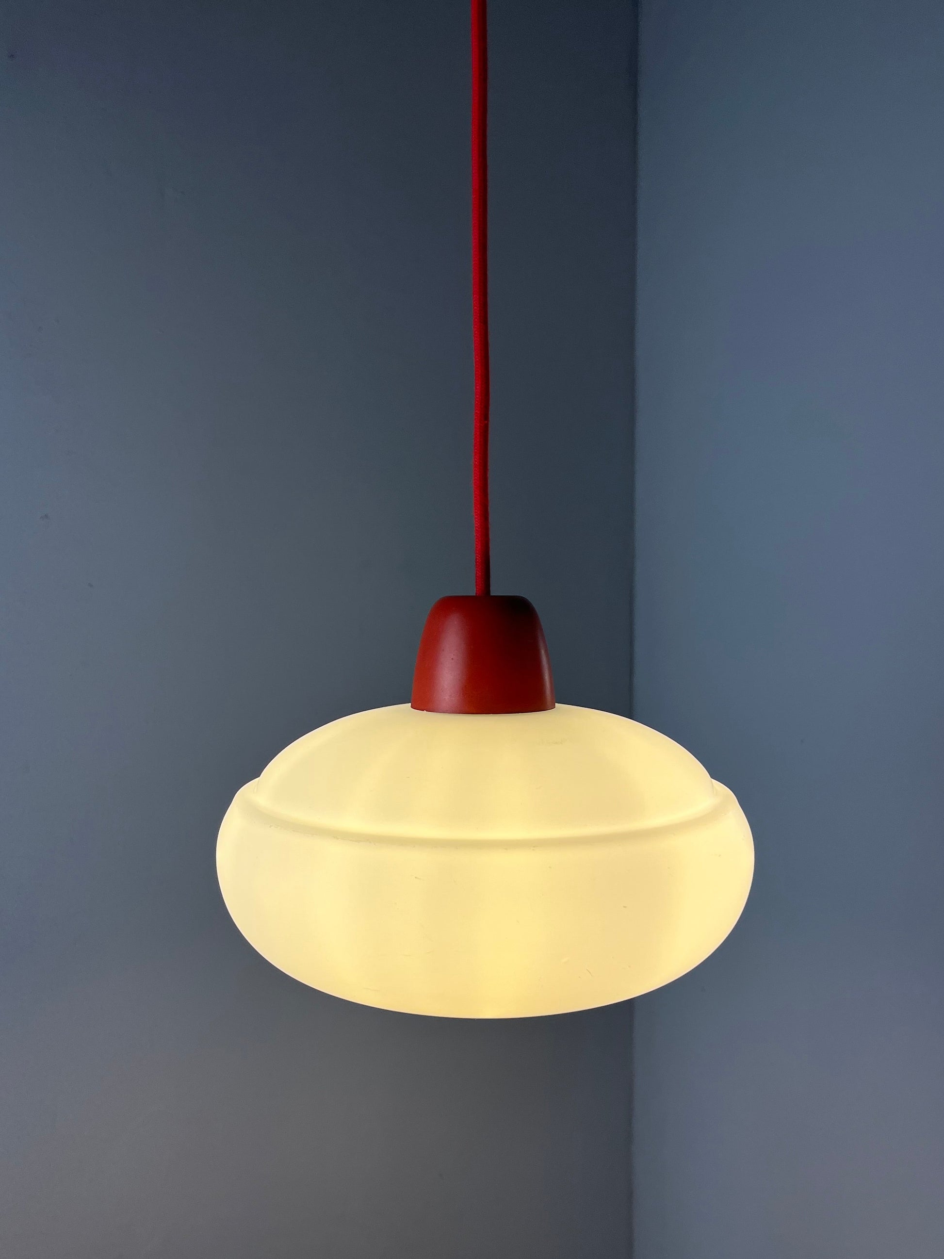 Hängelampe weiß mit rotem Abschluss