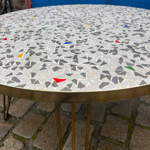 Mosaiktisch weiß grau mit original Messing-Hairpinlegs