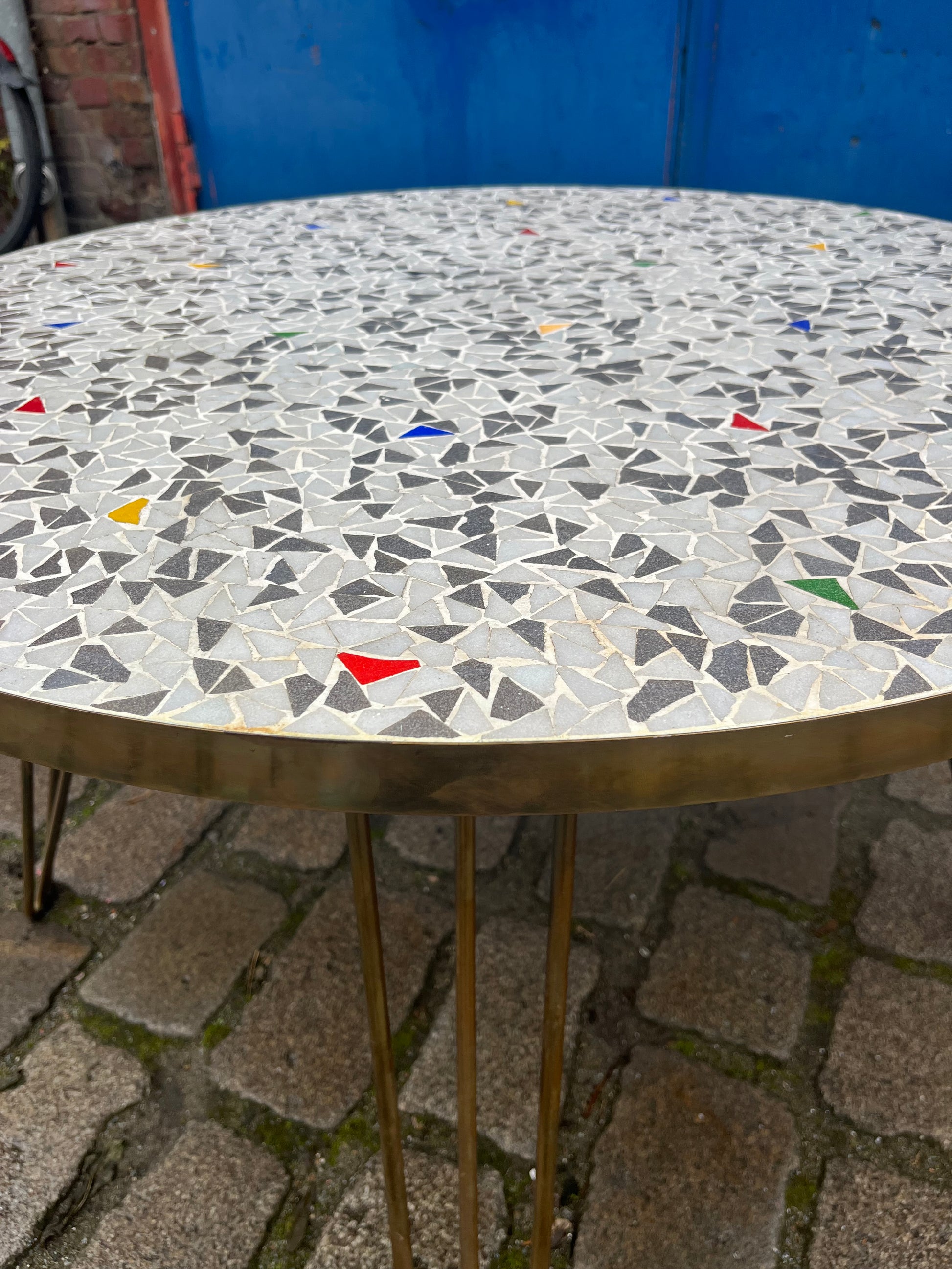 Mosaiktisch weiß grau mit original Messing-Hairpinlegs