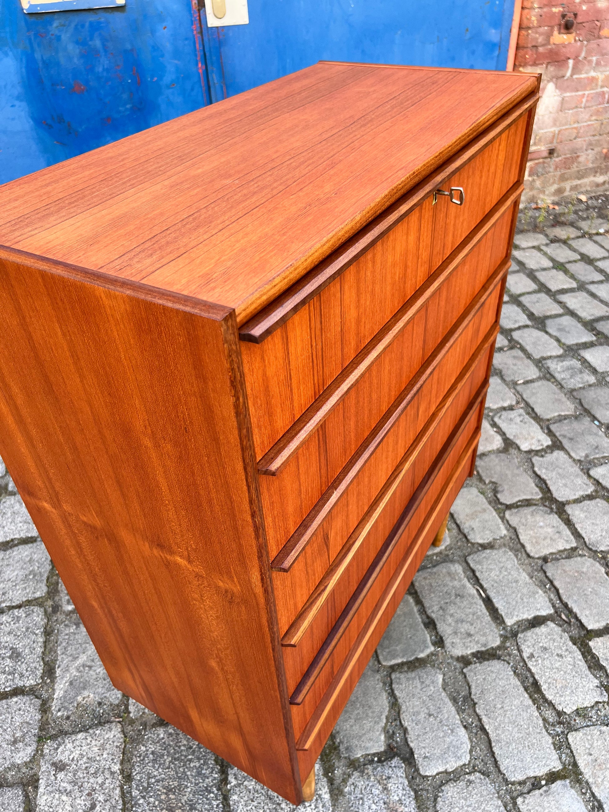 Kommode Teak mit durchgängigen Griffen