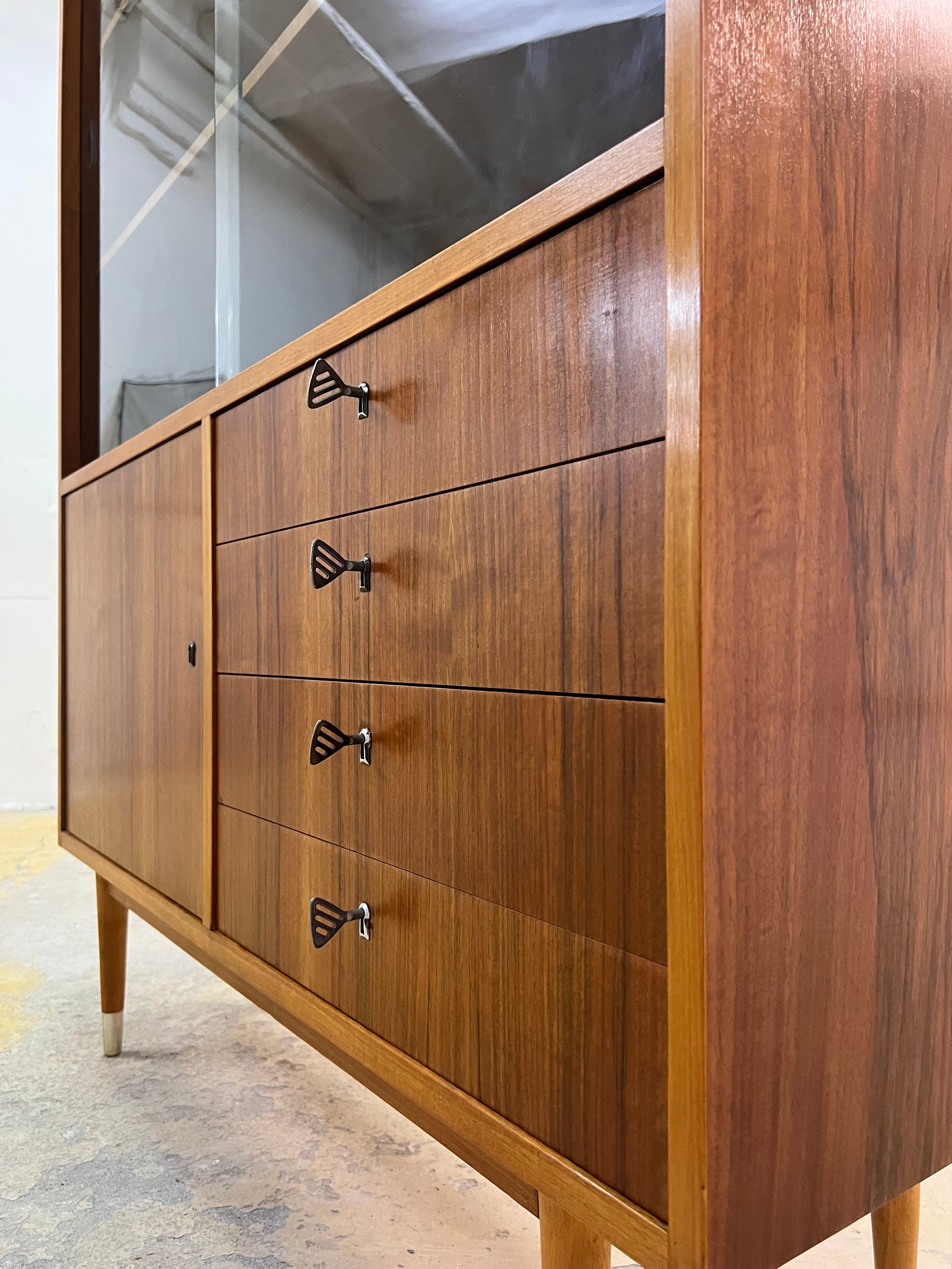 Vitrinenschrank Nussbaum von Deutsche Werkstätten Hellerau