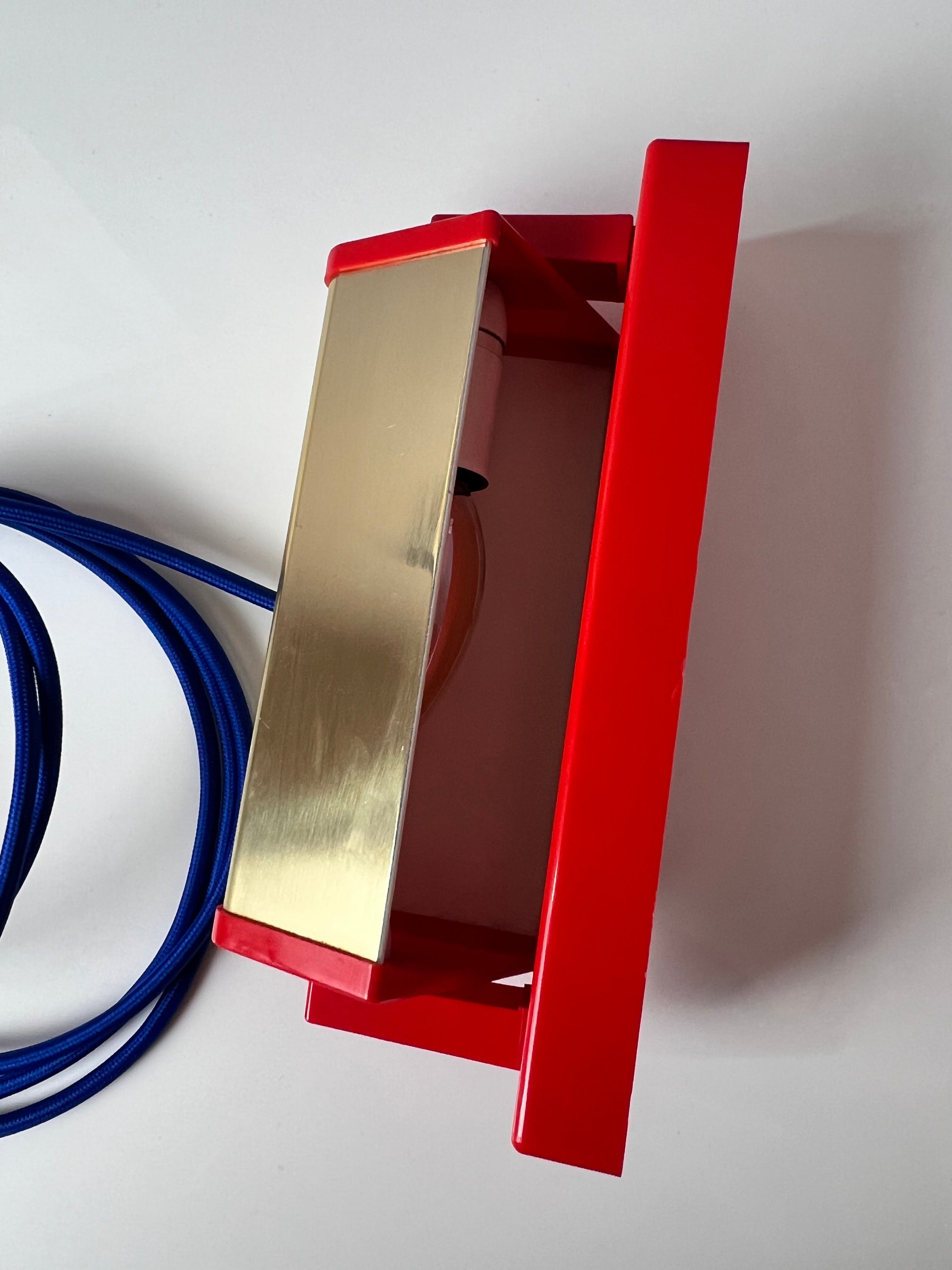 Wandleuchte rot gold von Lyfa Dänemark