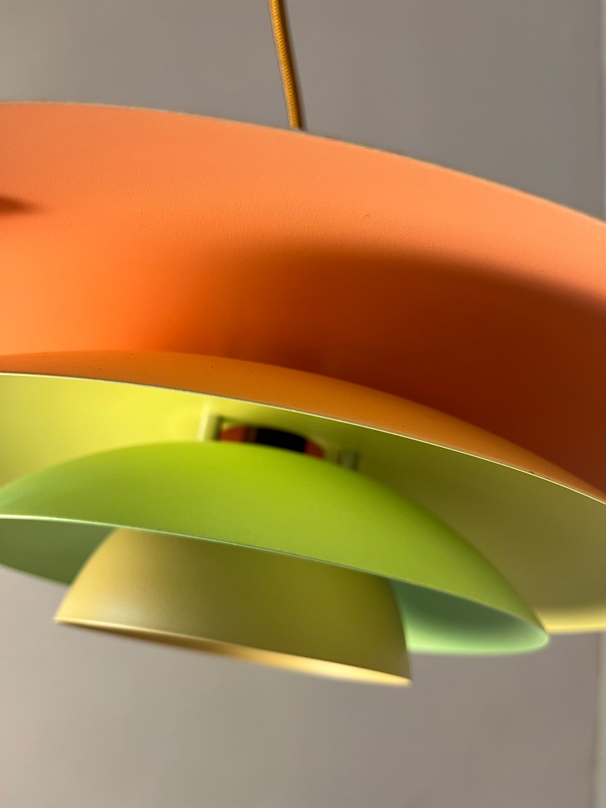 Lamellenlampe neu lackiert peach gelb mint aus Dänemark