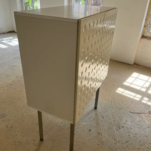 Highboard weiß mit kreisförmigem Reliefmuster & Minibar aus Belgien