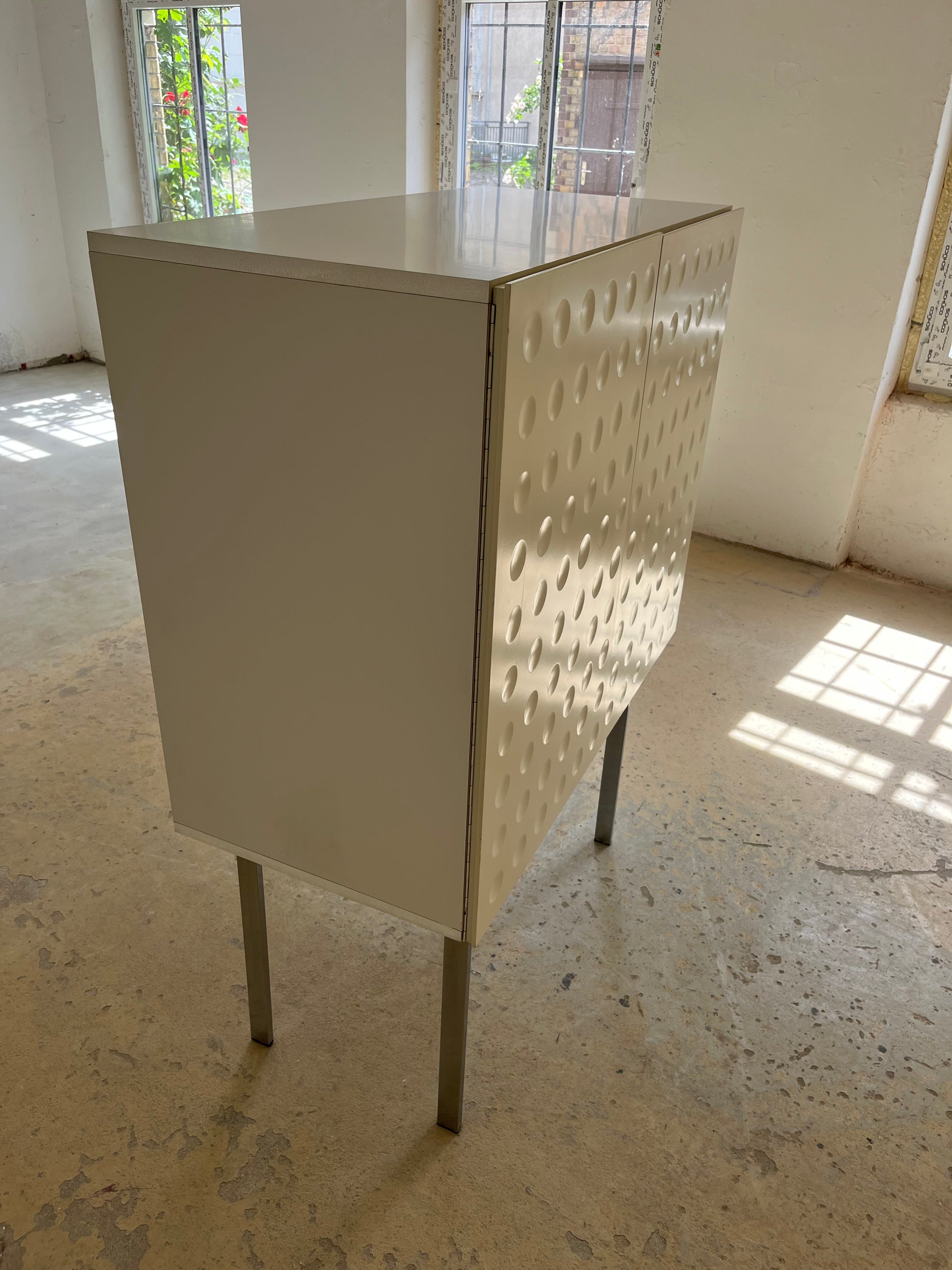 Highboard weiß mit kreisförmigem Reliefmuster & Minibar aus Belgien