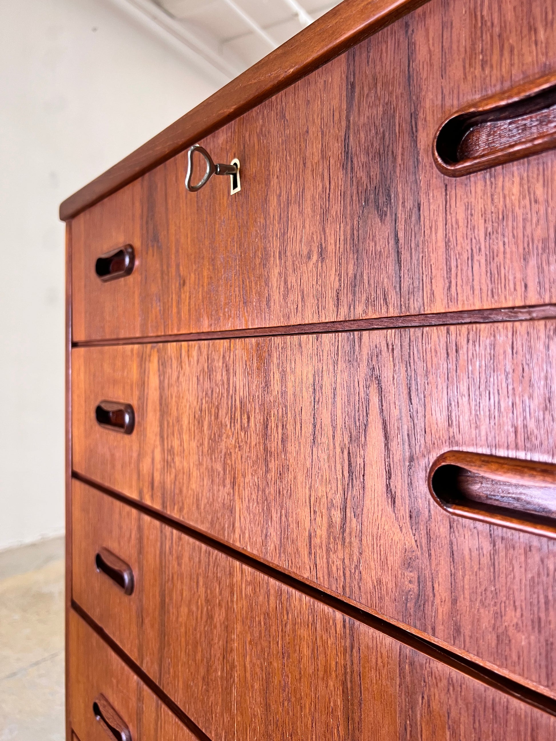 Kommode Teak mit Schloss aus Dänemark