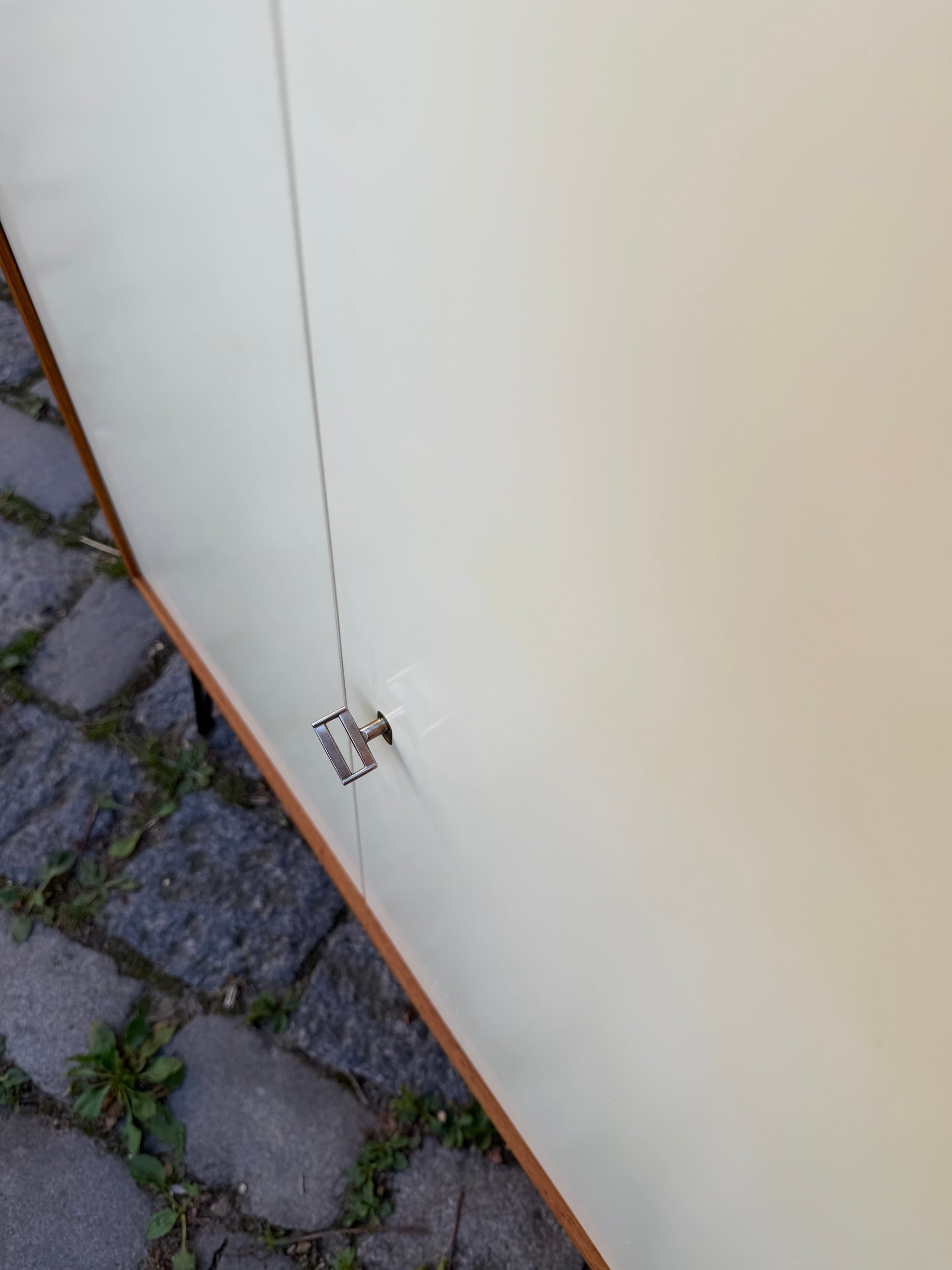 Schrank mit Schloss & neuen Hairpinlegs