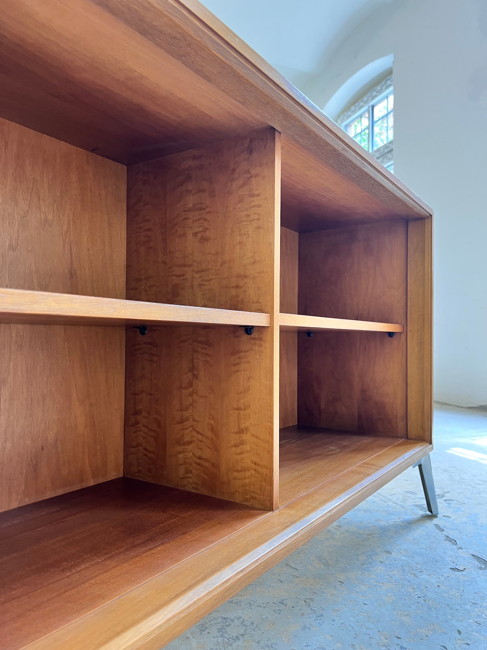 Regal Nussbaum mit neuen Chromfüßen
