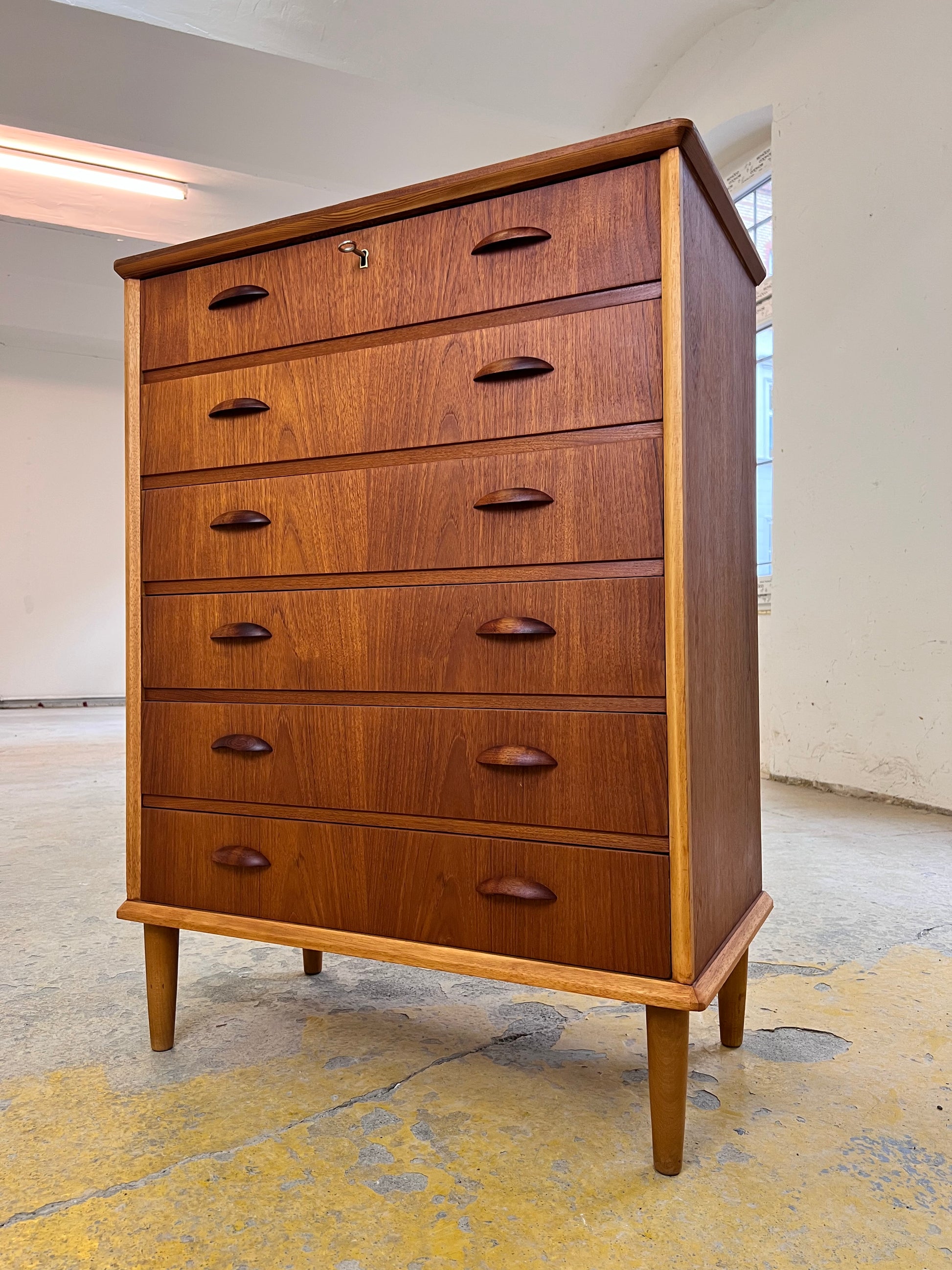 Kommode Teak mit Muschelgriffen aus Dänemark