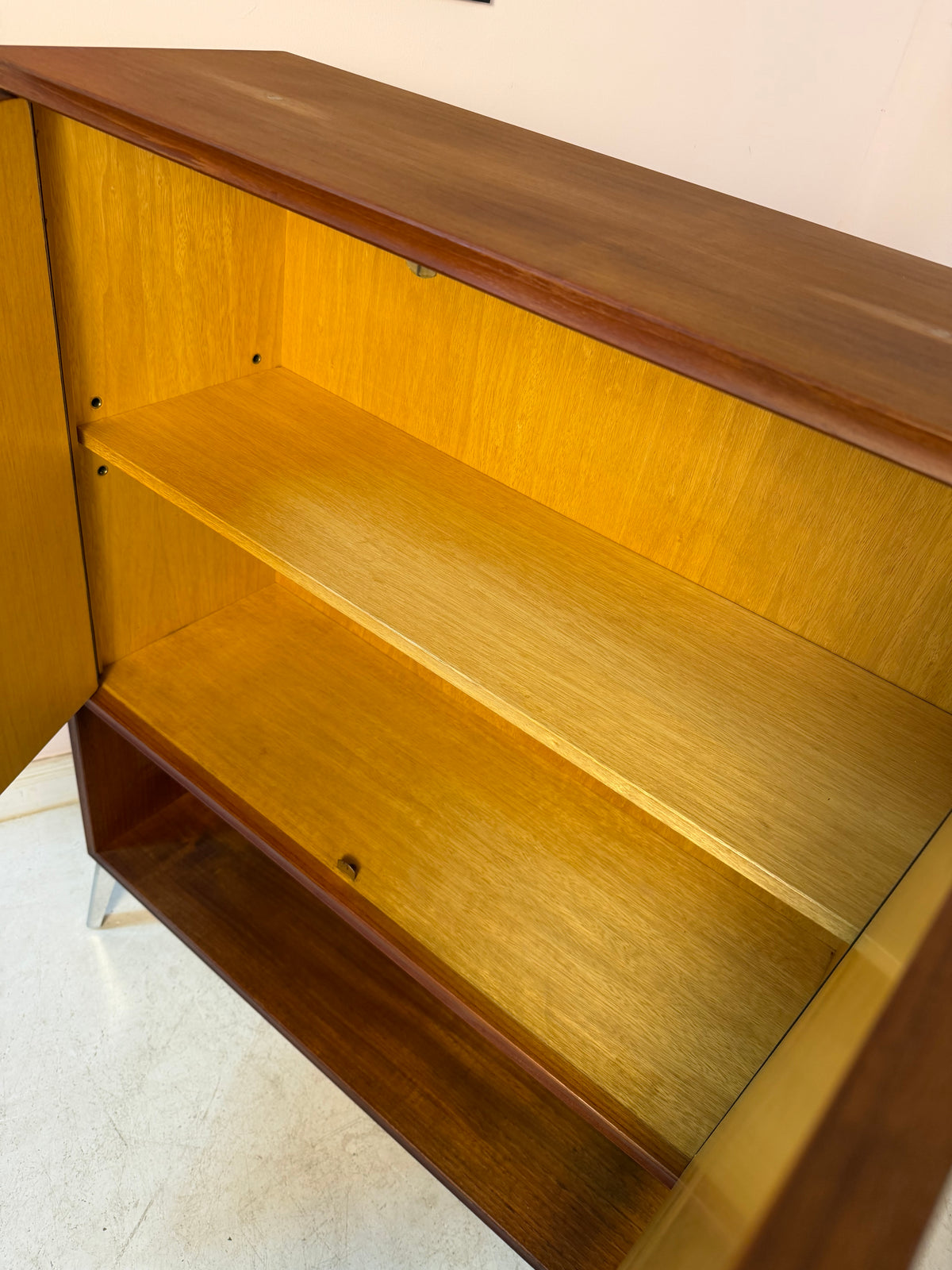 Schrank Teak mit Regalfach, Schloss & neuen Chromfüßen von Heinrich Riestenpatt