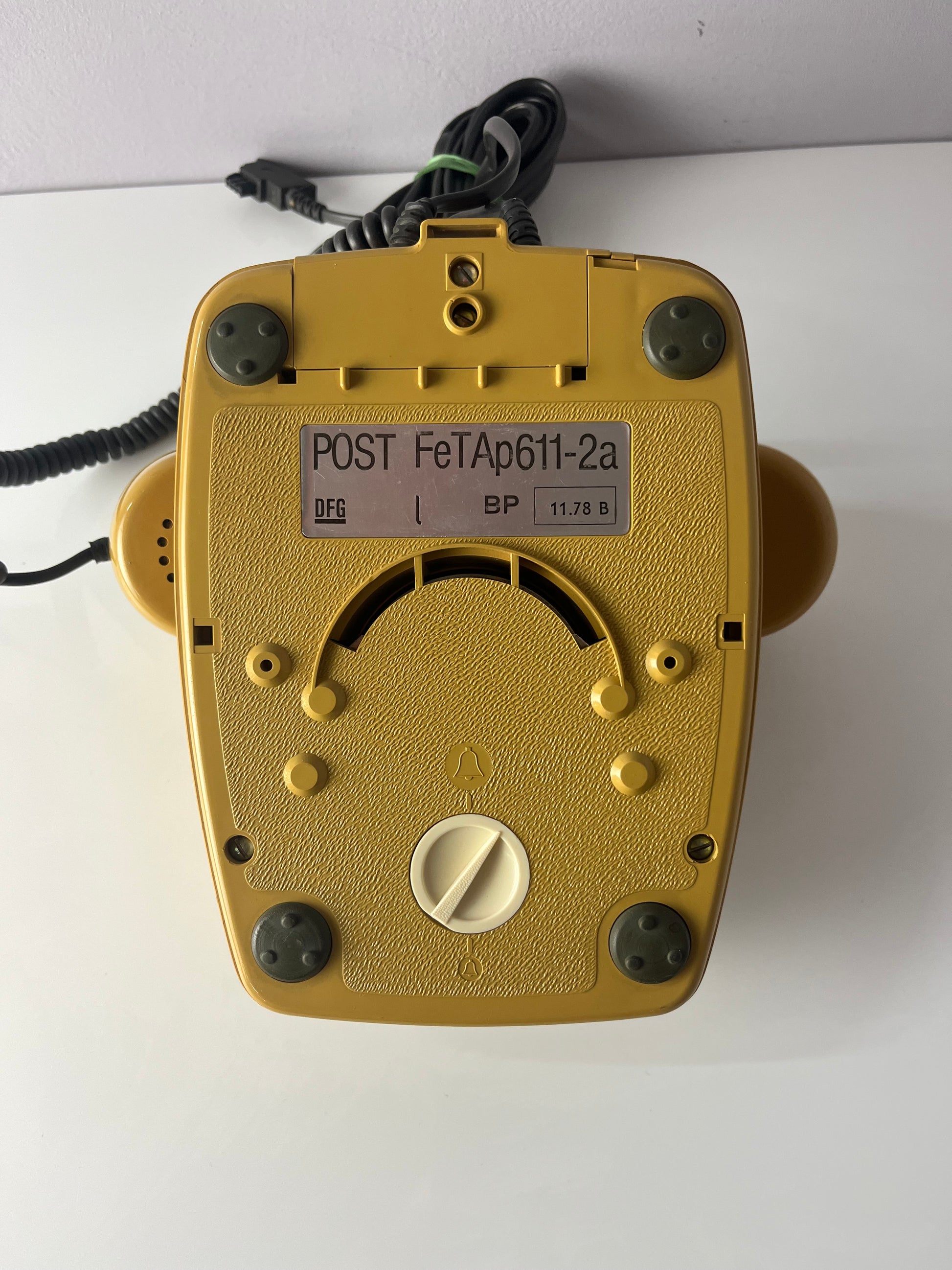 Telefon FeTap 611-2a gelb mit Wählscheibe und Kabel