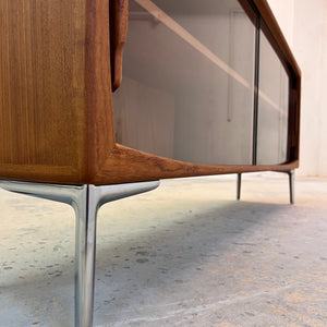Sideboard Vitrine Teak mit Chromfüßen von Dyrlund