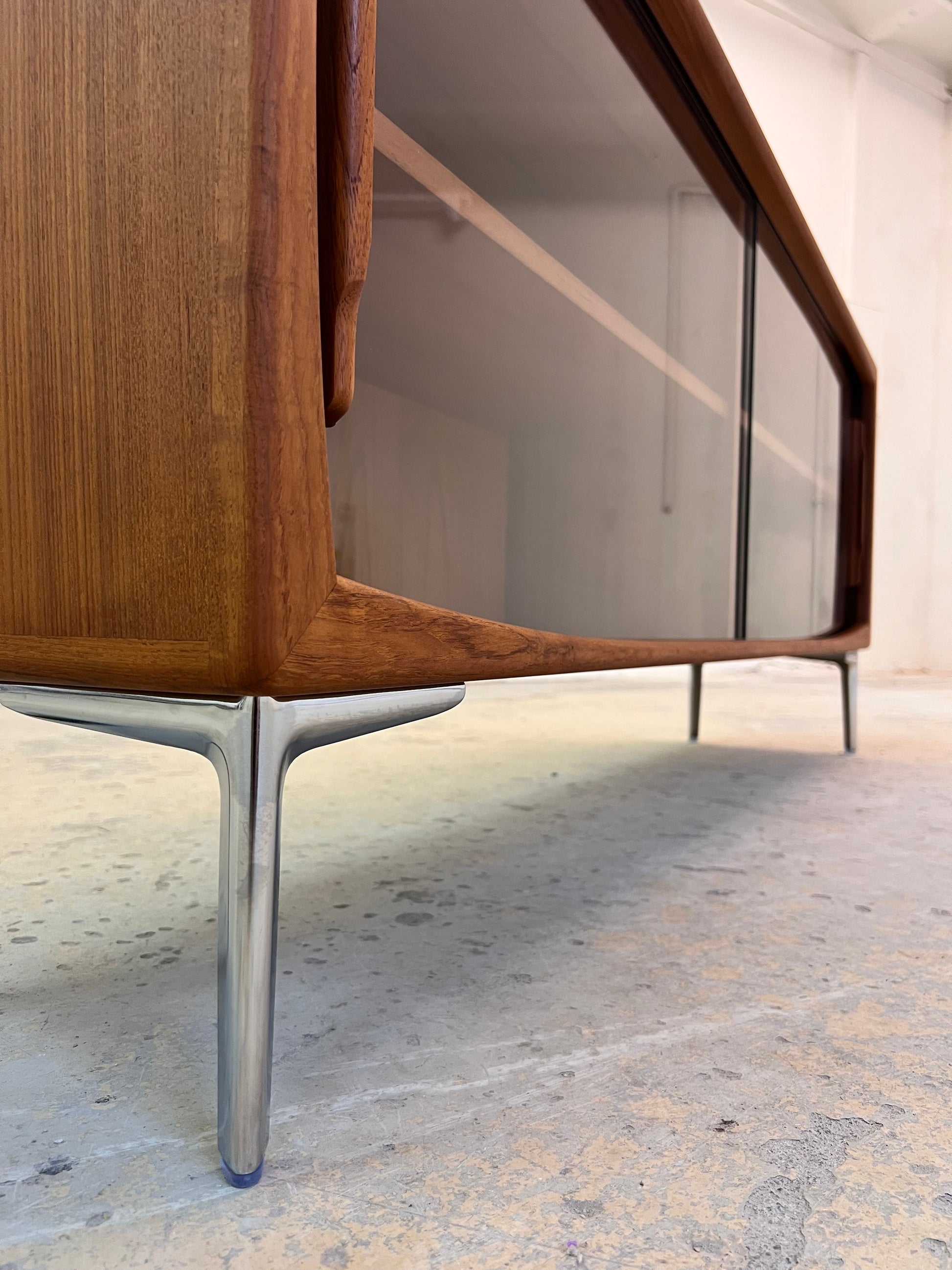 Sideboard Vitrine Teak mit Chromfüßen von Dyrlund