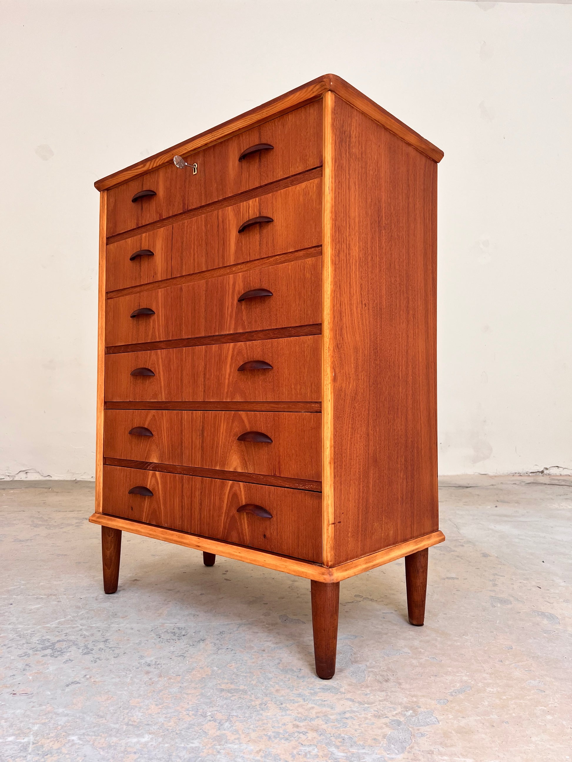 Kommode Teak mit Muschelgriffen & Schloss aus Dänemark