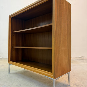 Bücherregal Nussbaum mit neuen Chromfüßen von WK Möbel