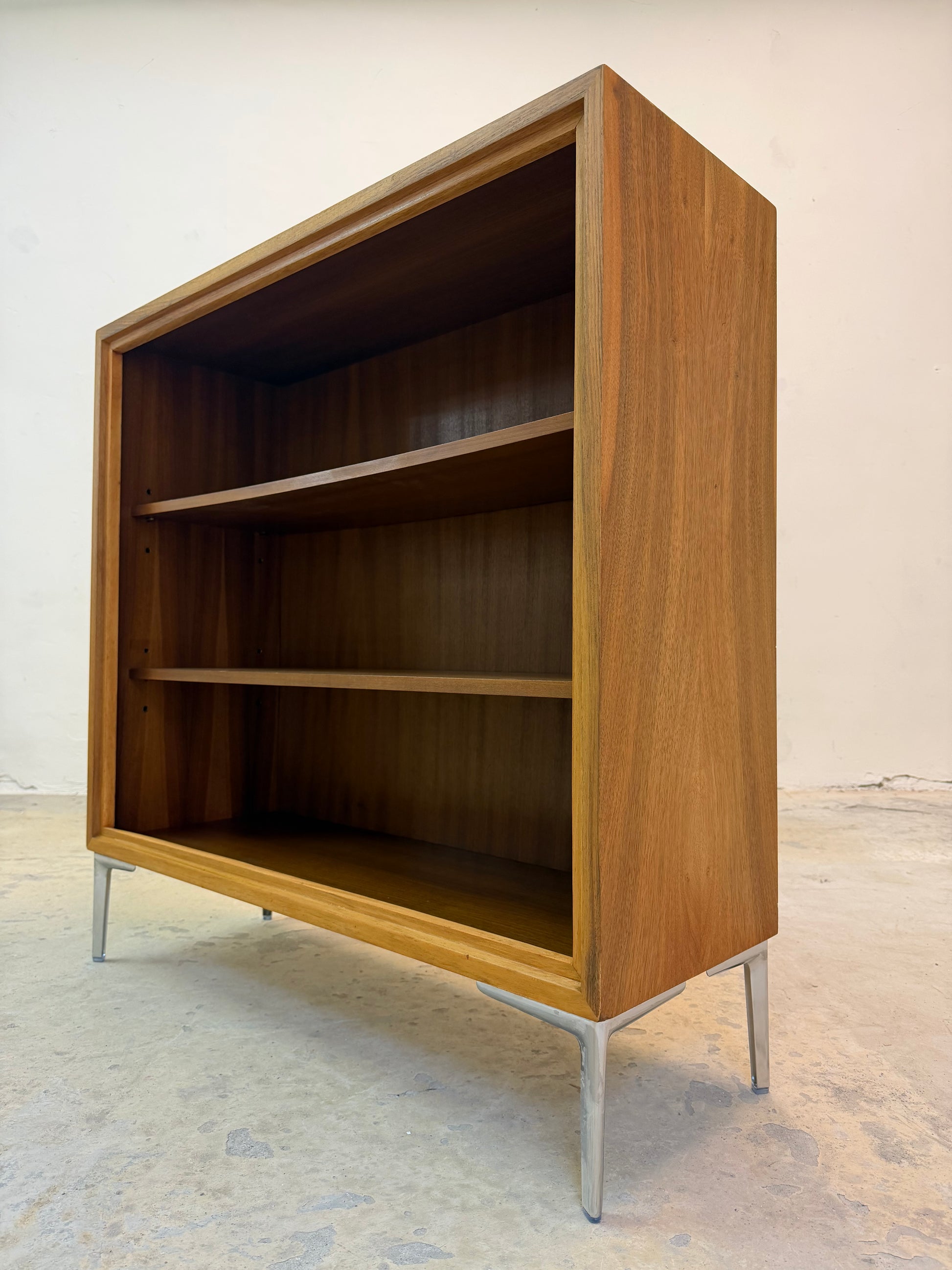 Bücherregal Nussbaum mit neuen Chromfüßen von WK Möbel